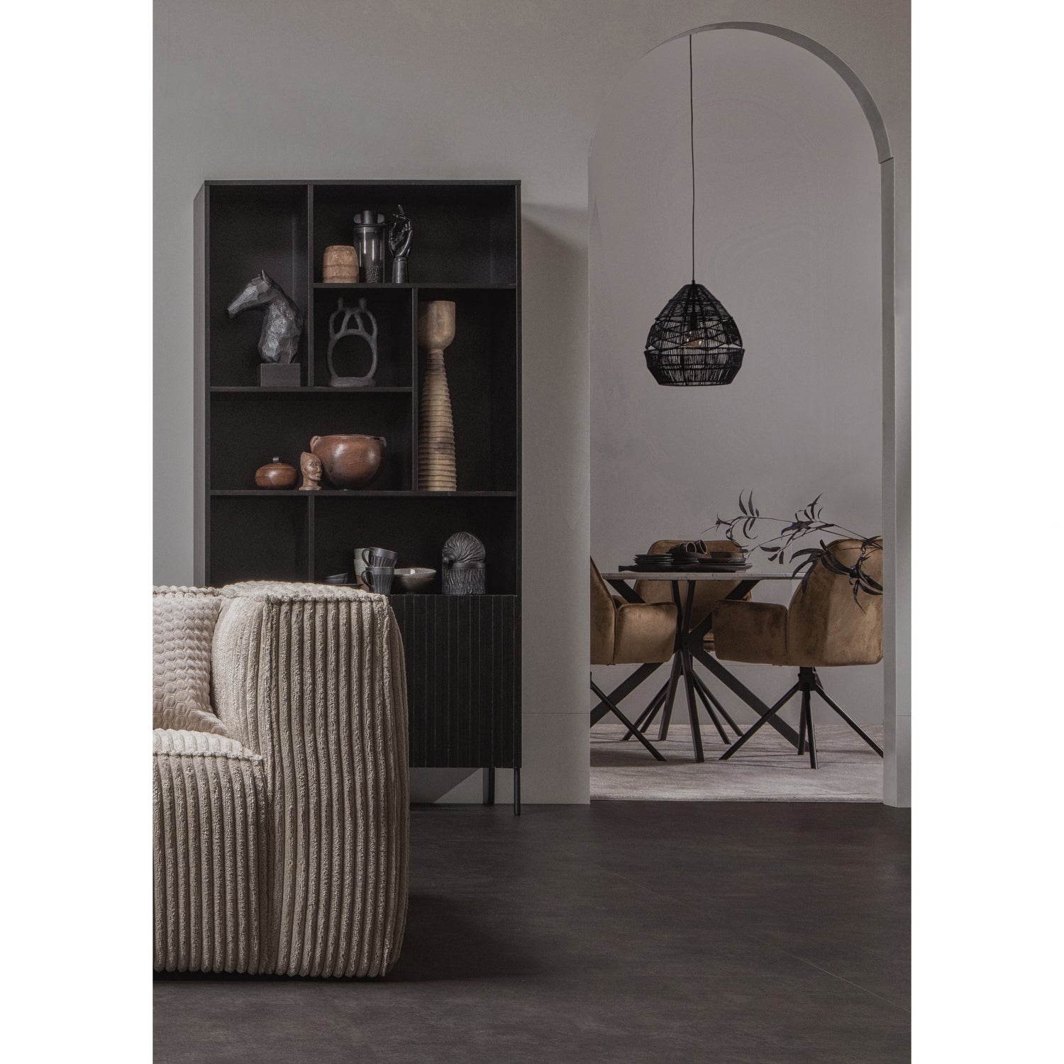 373721-RR-373381-Z-373274-K-373792-W-01_SF_WE_Bean_travertin_Floor_Gravure_Amber_eetkamerstoel_Bruno_detail.jpg?auto=webp&format=png&width=1500&height=1500