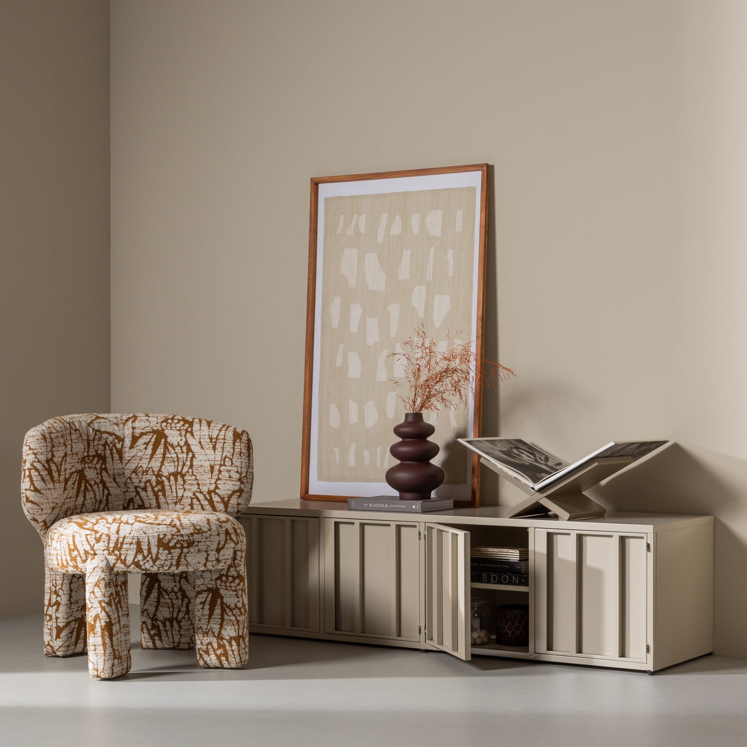 377501-S-377485-N-801181-M-374105-M-01_SF_WE_Upke_fauteuil_Level_tv-meubel_metal_zand_Sensual_vaas_Jet_boekenstandaard_vierkant.jpg?auto=webp&format=png&width=1500&height=1500