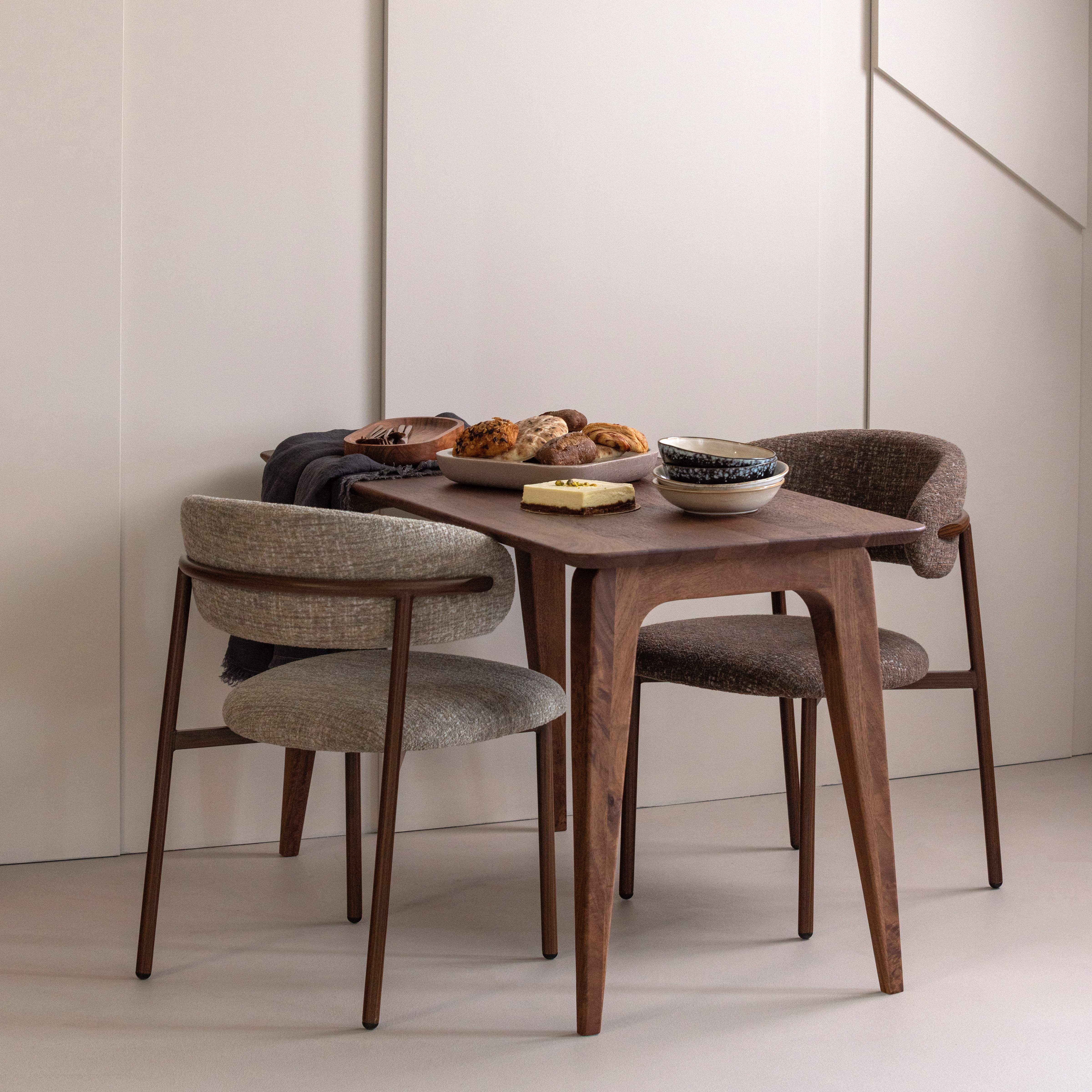378107-B__378078-NM_01_SF_WP_Rubo_bureau_mangohout_bruin_Kenu_eetkamerstoel_vierkant.jpg?auto=webp&format=png&width=1500&height=1500