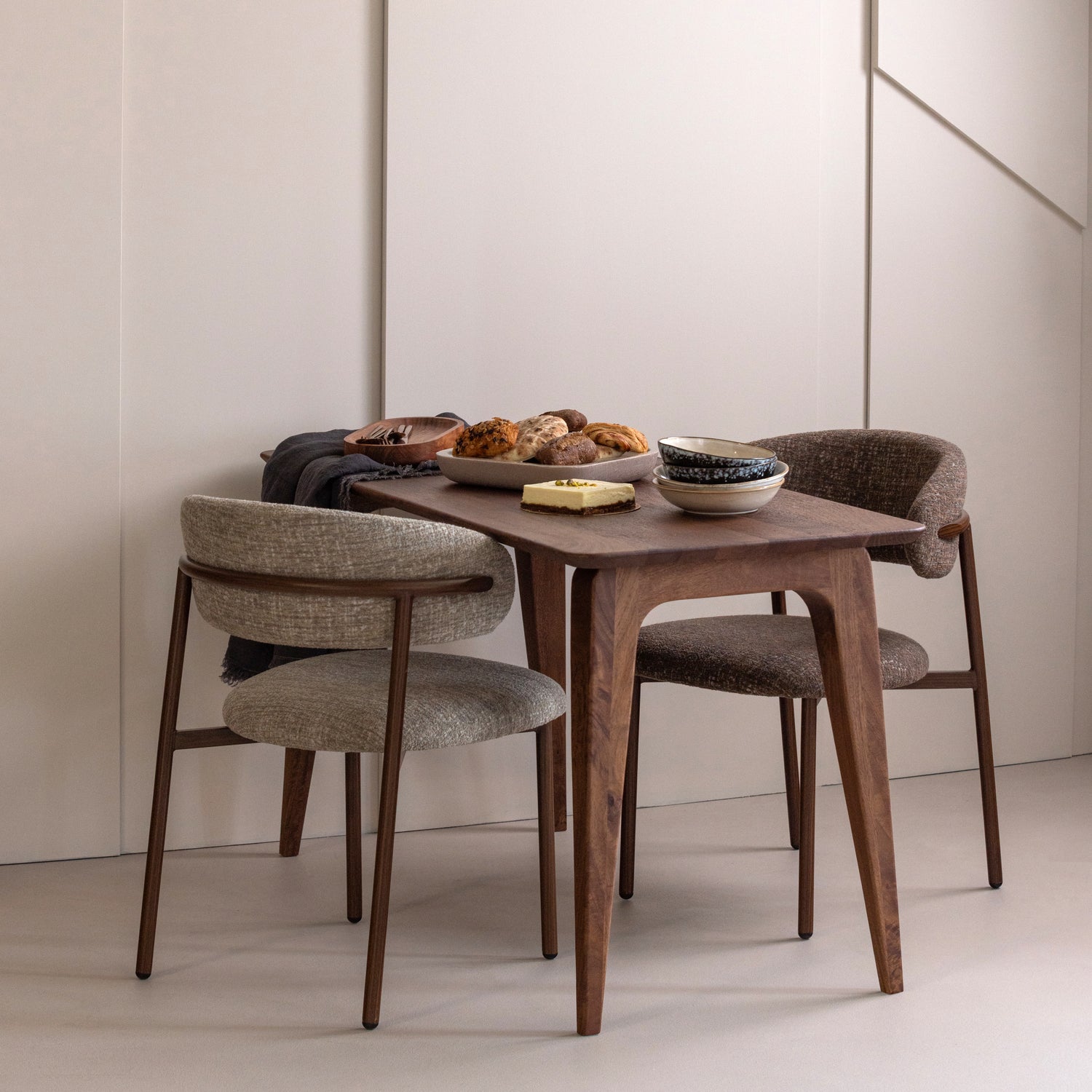 378107-B__378078-NM_01_SF_WP_Rubo_bureau_mangohout_bruin_Kenu_eetkamerstoel_vierkant.jpg?auto=webp&format=png&width=1500&height=1500