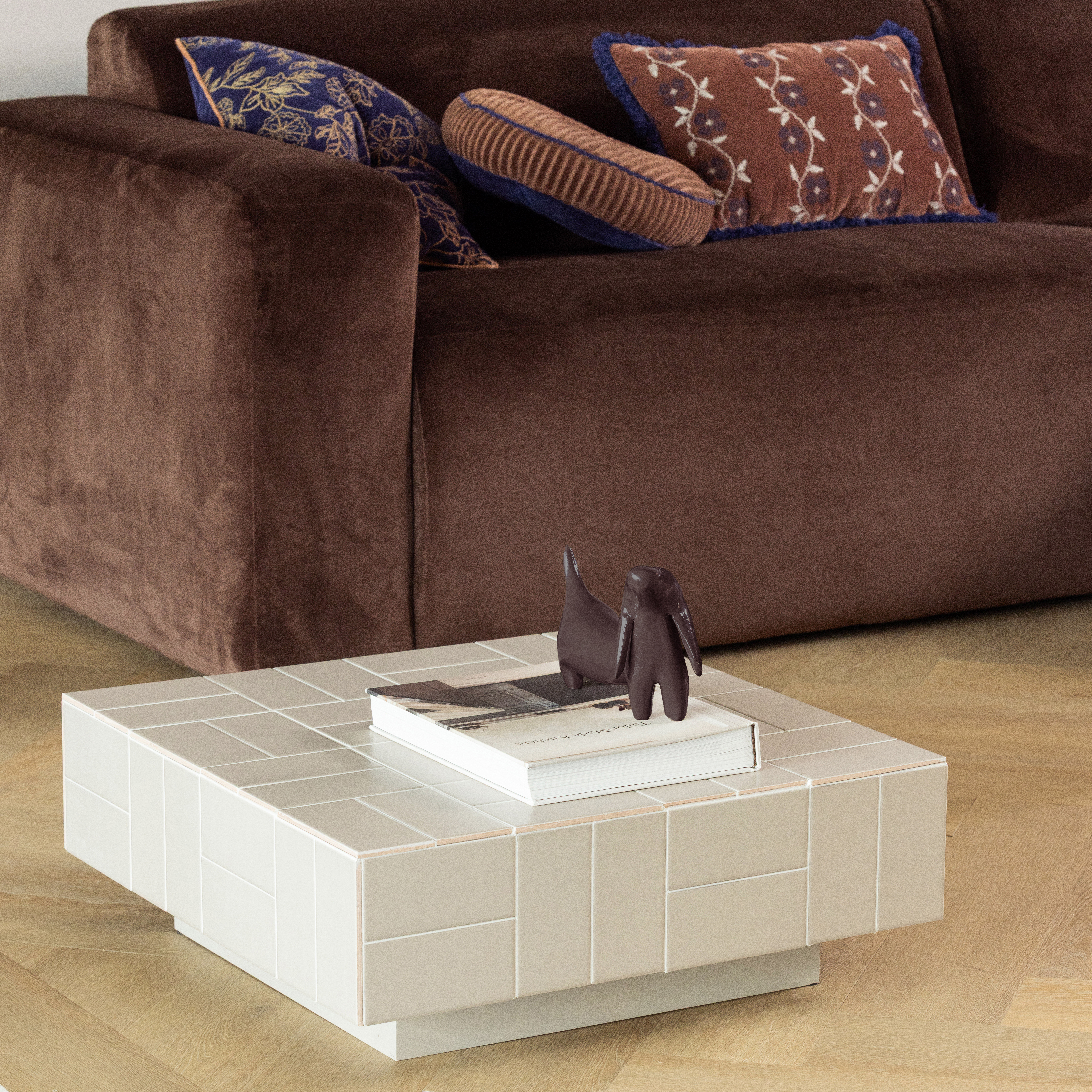 377978-D_01_SF_ES_Reni_decoratieve_hond_metaal_donkerbruin_vierkant.jpg?auto=webp&format=png&width=1500&height=1500