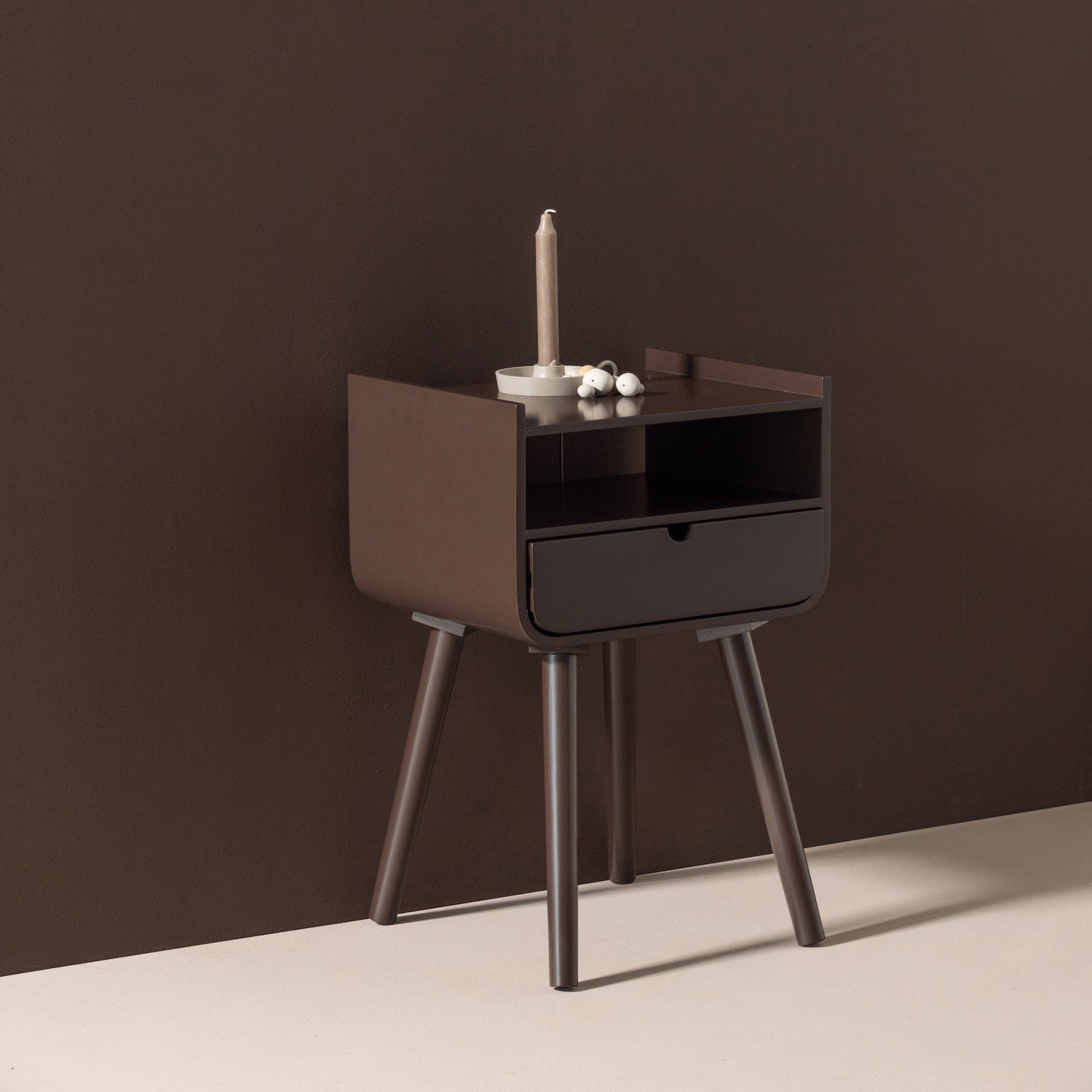 374156-D_01_SF_Nils_nachtkastje_bijzettfel_hout_donkerbruin_vierkant.jpg?auto=webp&format=png&width=1500&height=1500
