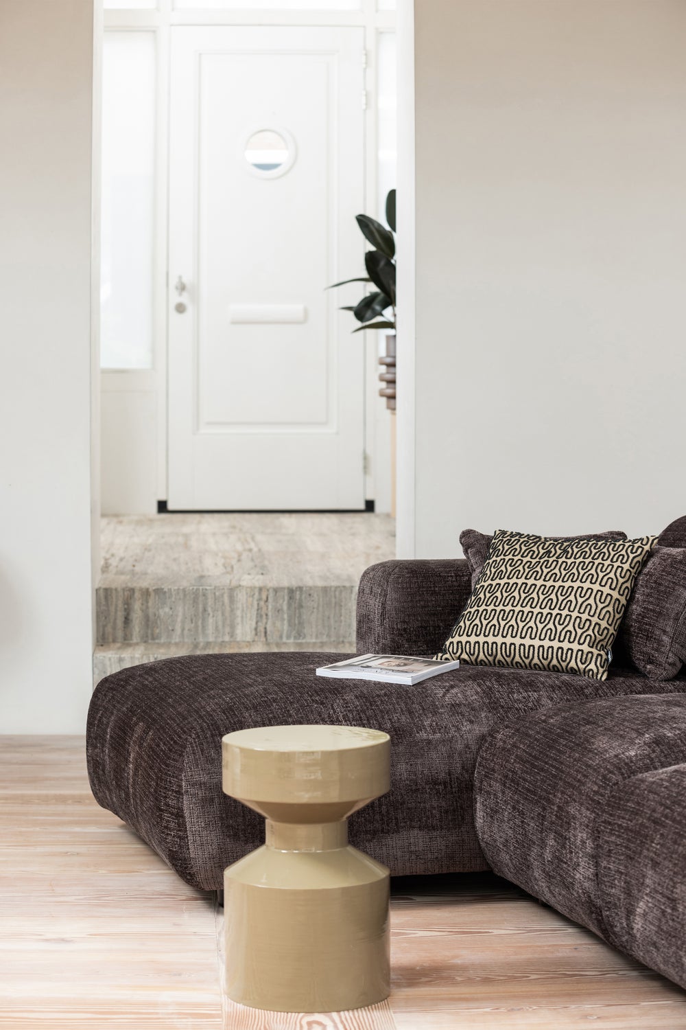 378138-W__374051-S__374019-Z_01_SF_Cloud_chaise_longue_bank_links_chenille_warmbruin_Ferry_bijzettafel_Alvar_kussen.jpg?auto=webp&format=png&height=1500