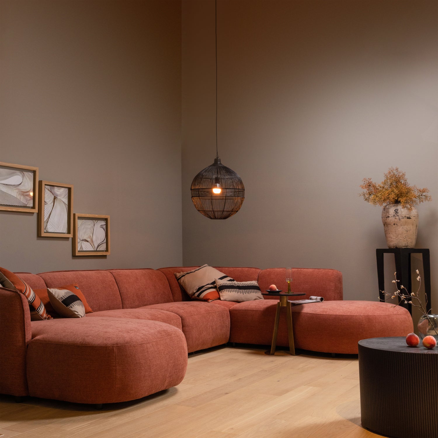 374002-R-373974-K-373973-K-373972-K-373971-Z-377403-Z-373912-Z-01_SF_WE_Polly_U_rechts_Hani_Arnon_Alba_Enes_Claire_Sanne_VIERKANT.jpg?auto=webp&format=png&width=1500&height=1500