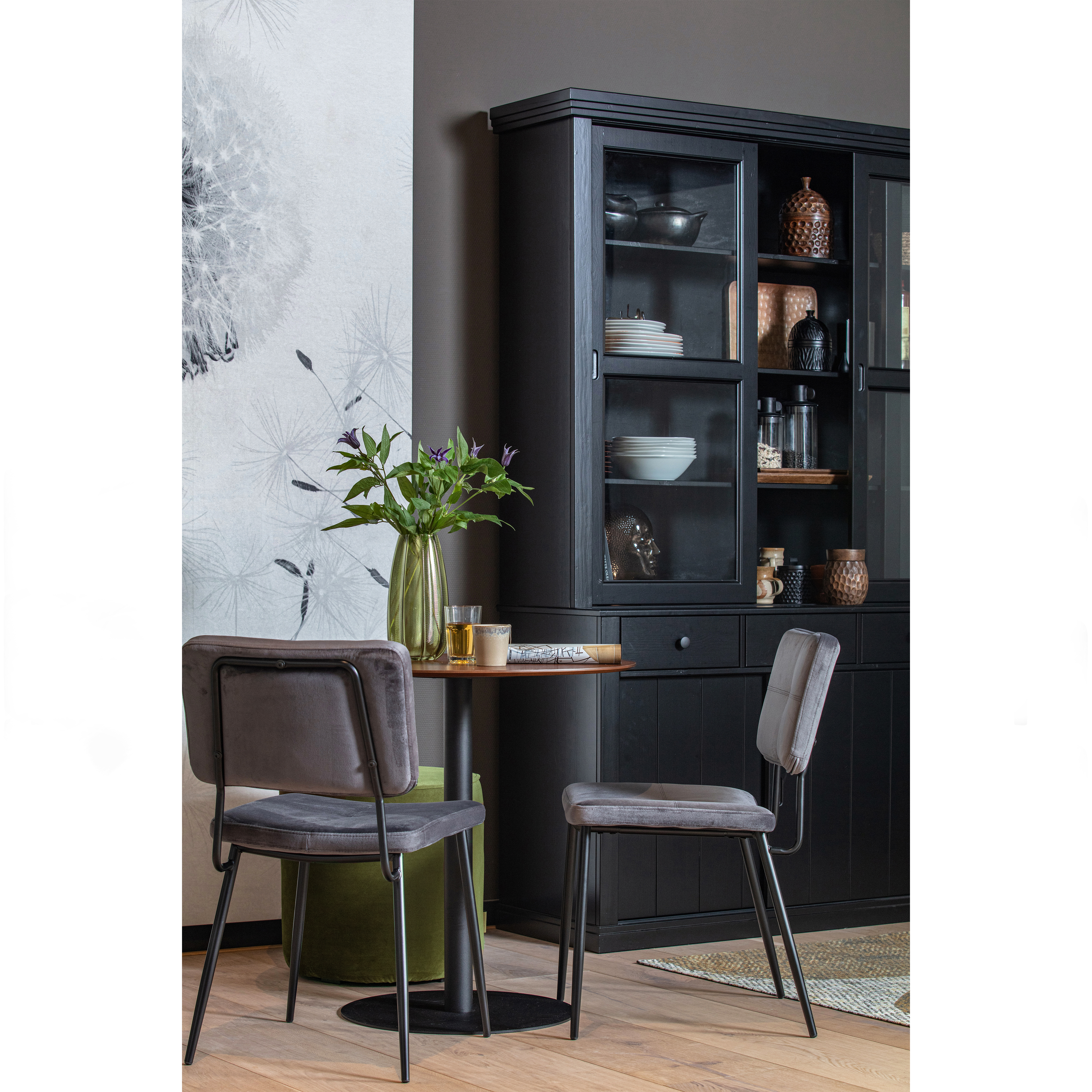 373400-Z-373775-A-350409-M-377146-02_SF_FA_Lagos_vitrinekast_Kaat_stoel_antraciet_Sara_poef_army_Cira_vloerkleed_Odin_horeca.jpg?auto=webp&format=png&width=1500&height=1500