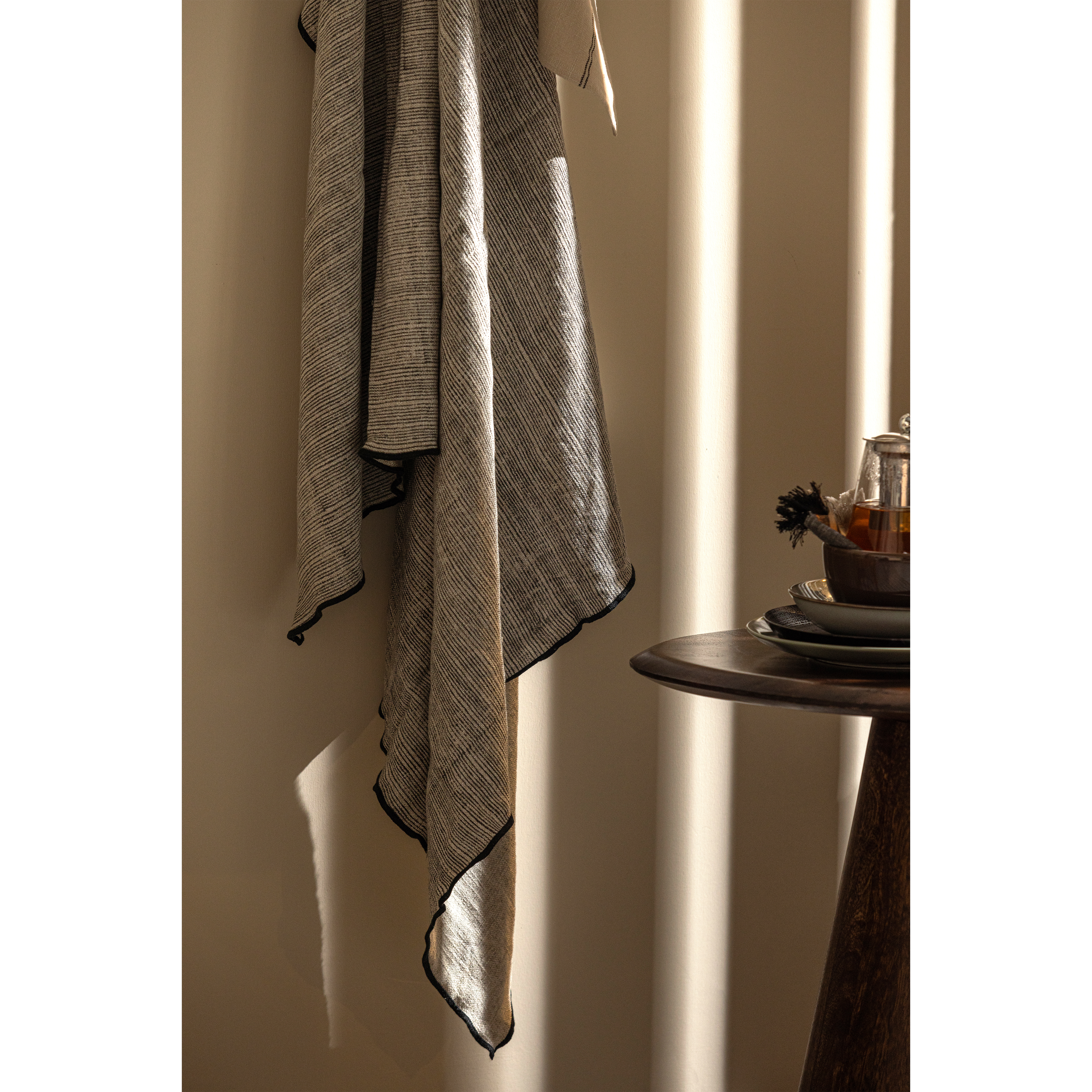 801374-Z-801289-W-02_SF_BP_Unique_plaid_zwart_off_white_130x170cm_Posture_walnoot.jpg?auto=webp&format=png&width=1500&height=1500