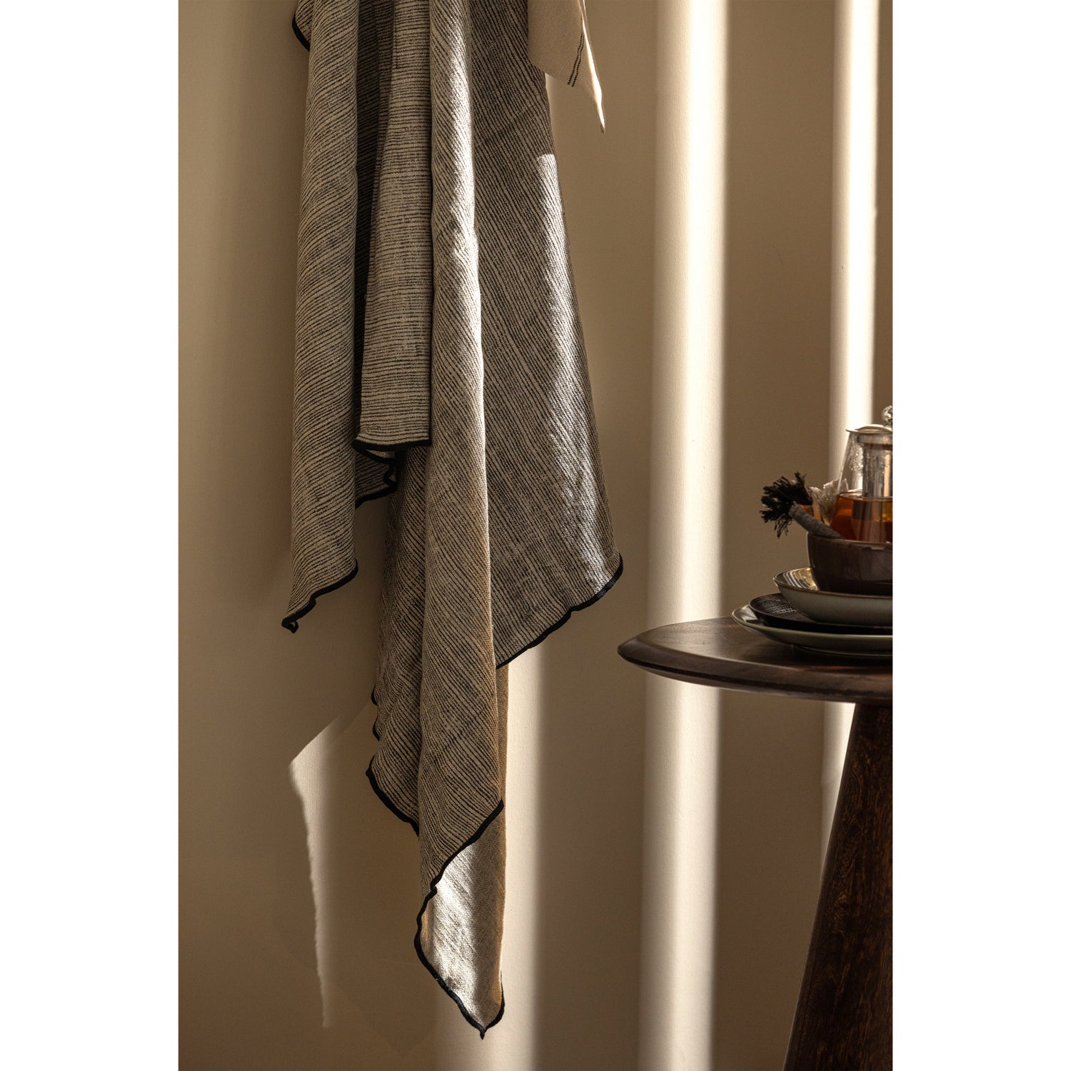 801374-Z-801289-W-02_SF_BP_Unique_plaid_zwart_off_white_130x170cm_Posture_walnoot.jpg?auto=webp&format=png&width=1500&height=1500