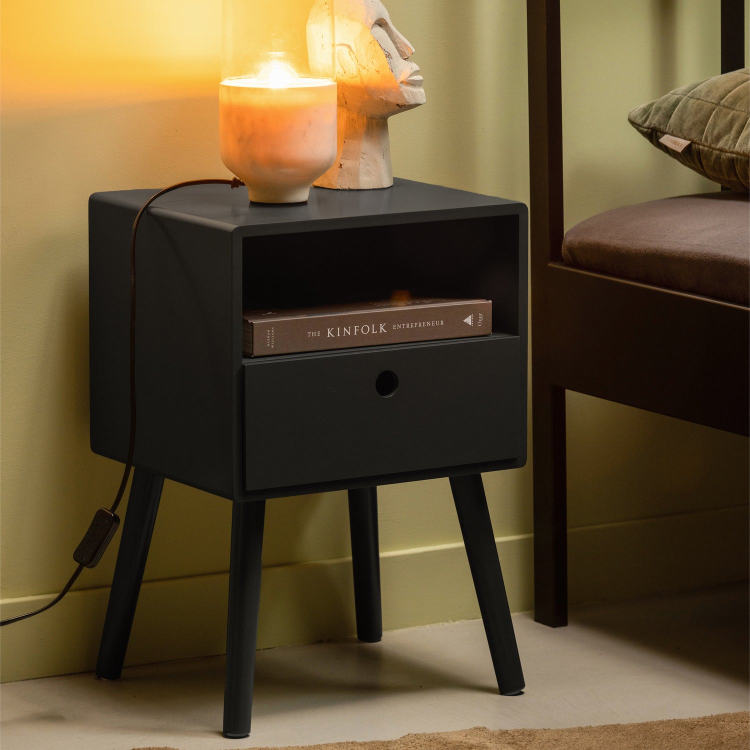374004-Z-377411-O-01_SF_FA_Ozzy_nachtkastje_warmgroen_Asel_tafellamp_vierkant.jpg?auto=webp&format=png&width=1500&height=1500