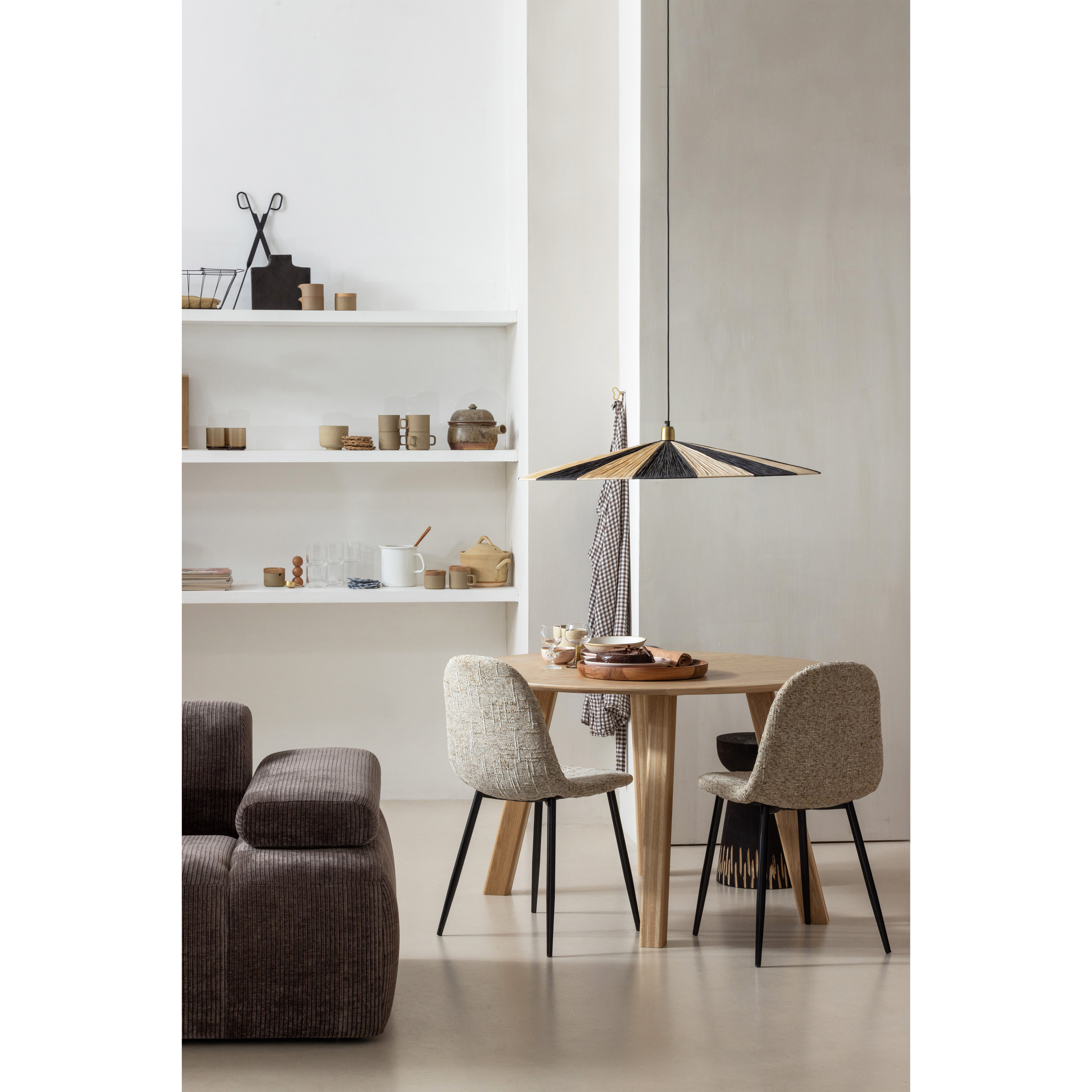 TB-RO-DL22-11-375092-TP-377366-Z-375046-N-373764-CN-02_SF_WE_Tablo_tafelblad_Haarlem-standenpoot_Loic_Yuki_Marije.jpg?auto=webp&format=png&width=1500&height=1500