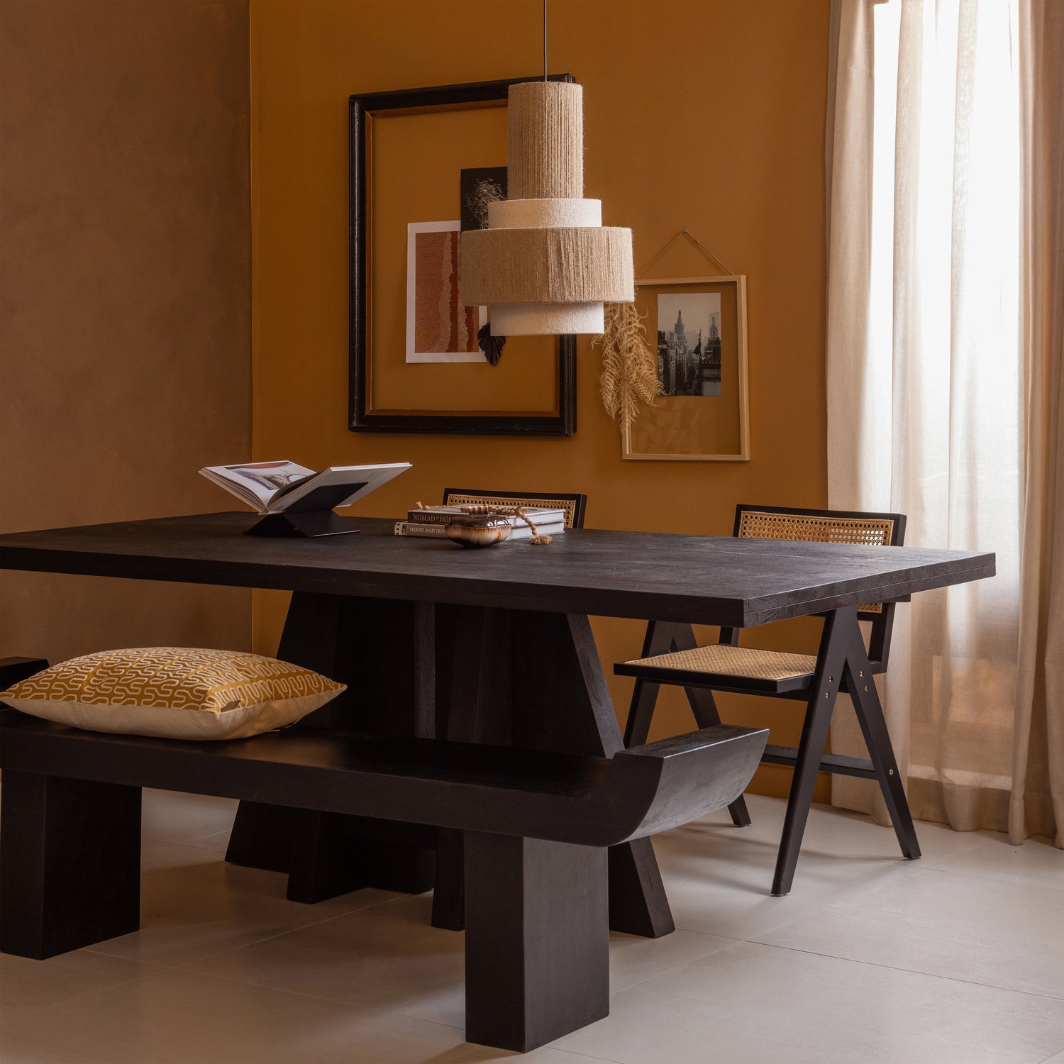 377382-Z-377365-N-373499-Z-377395-Z-374037-W-377228-Z-01_SF_WE_Kean_eettafel_Pelle_hanglamp_Gunn_eetkamerstoel_Lox_bankje_Nima_kussen_Brook_VIERKANT.jpg?auto=webp&format=png&width=1500&height=1500