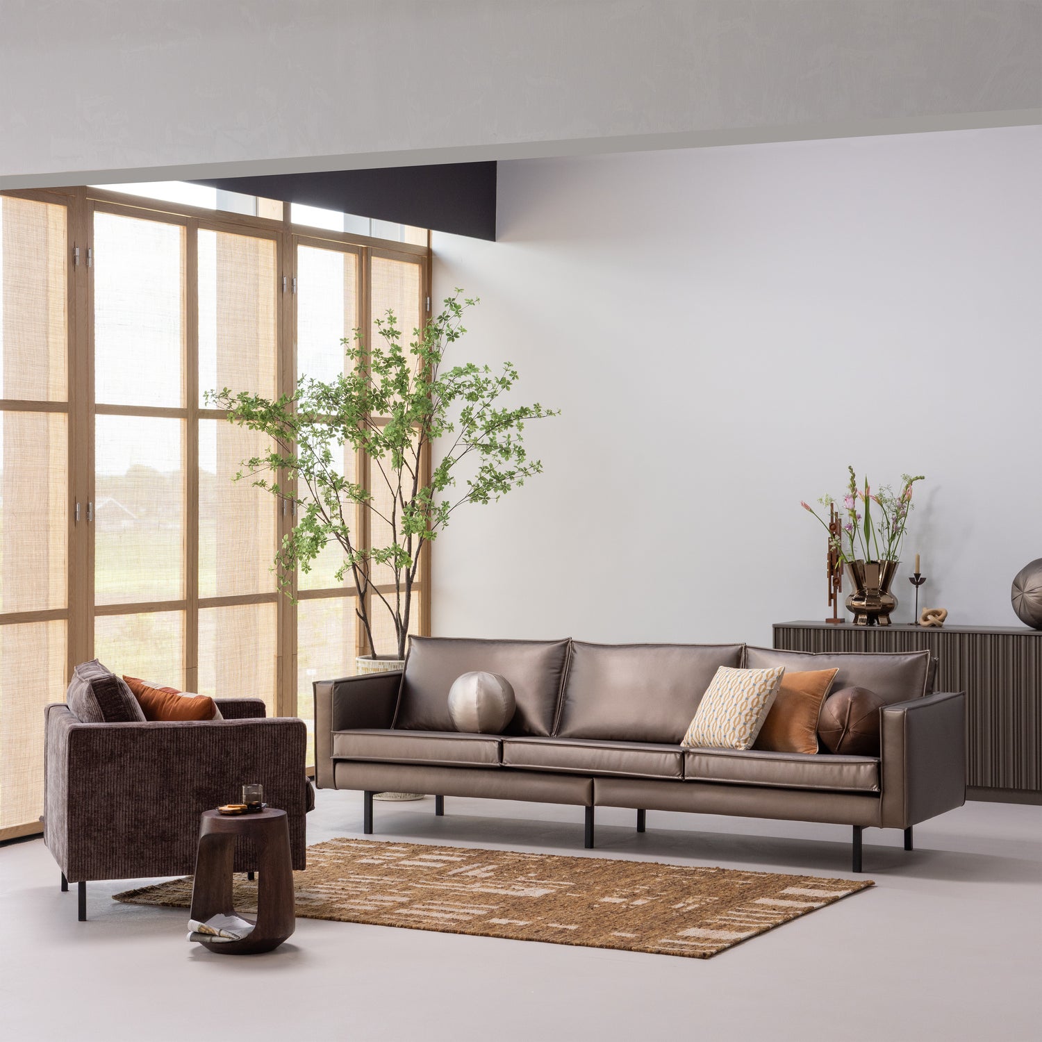 800543-CO-377624-B-377541-W-377744-NA-01_SF_WP_Rodeo_3-zits_Ian_vloerkleed_Bayo_bijzettafel_Rodeo_bal.png?auto=webp&format=png&width=1500&height=1500