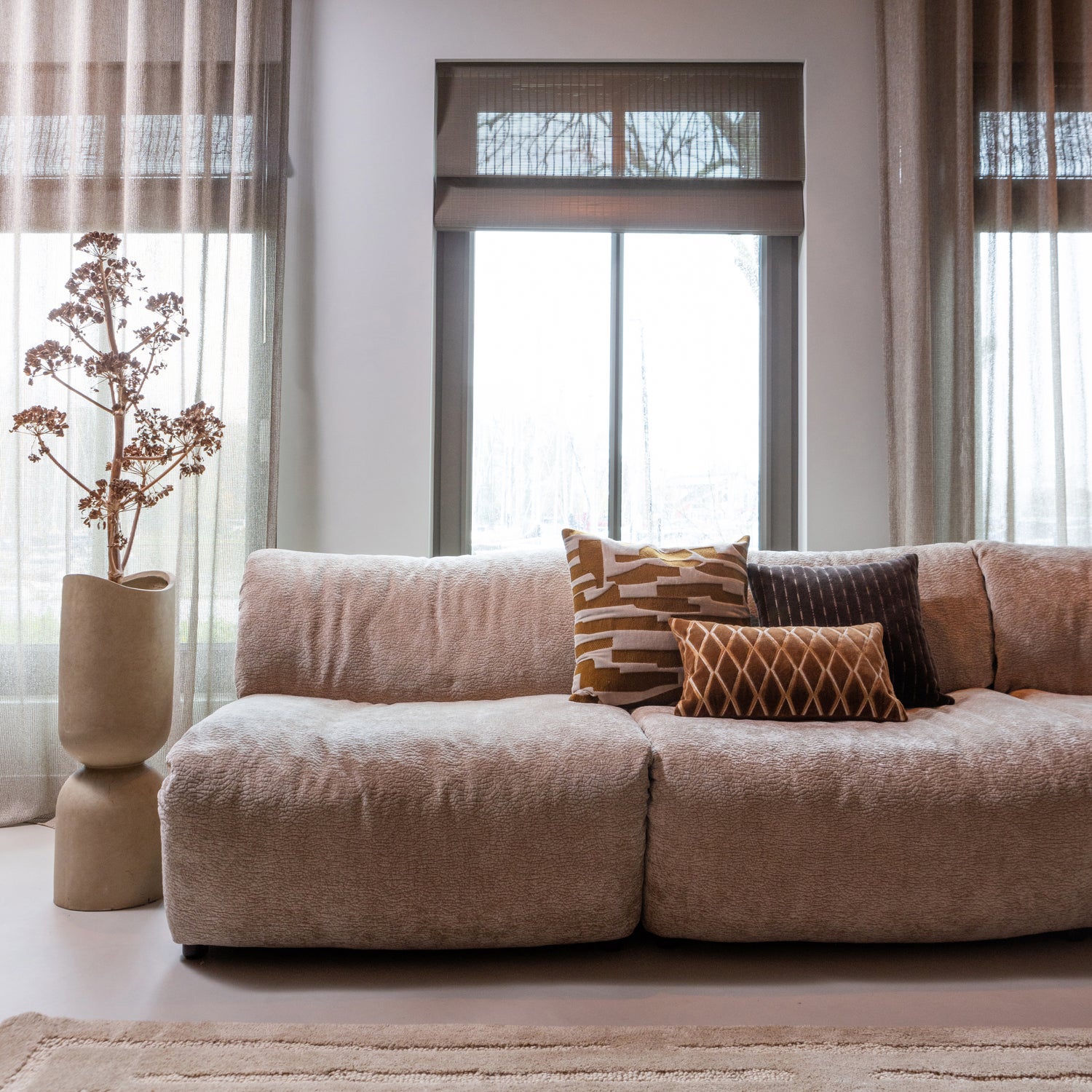 377520-SA-375048-Z-377513-B-375056-B-01_SF_WE_Baggy_1-zits_3D_chenille_zand_Alicia_vloerkleed_Isai_kussens_bruin_Mosi_vaas_vierkant.jpg?auto=webp&format=png&width=1500&height=1500