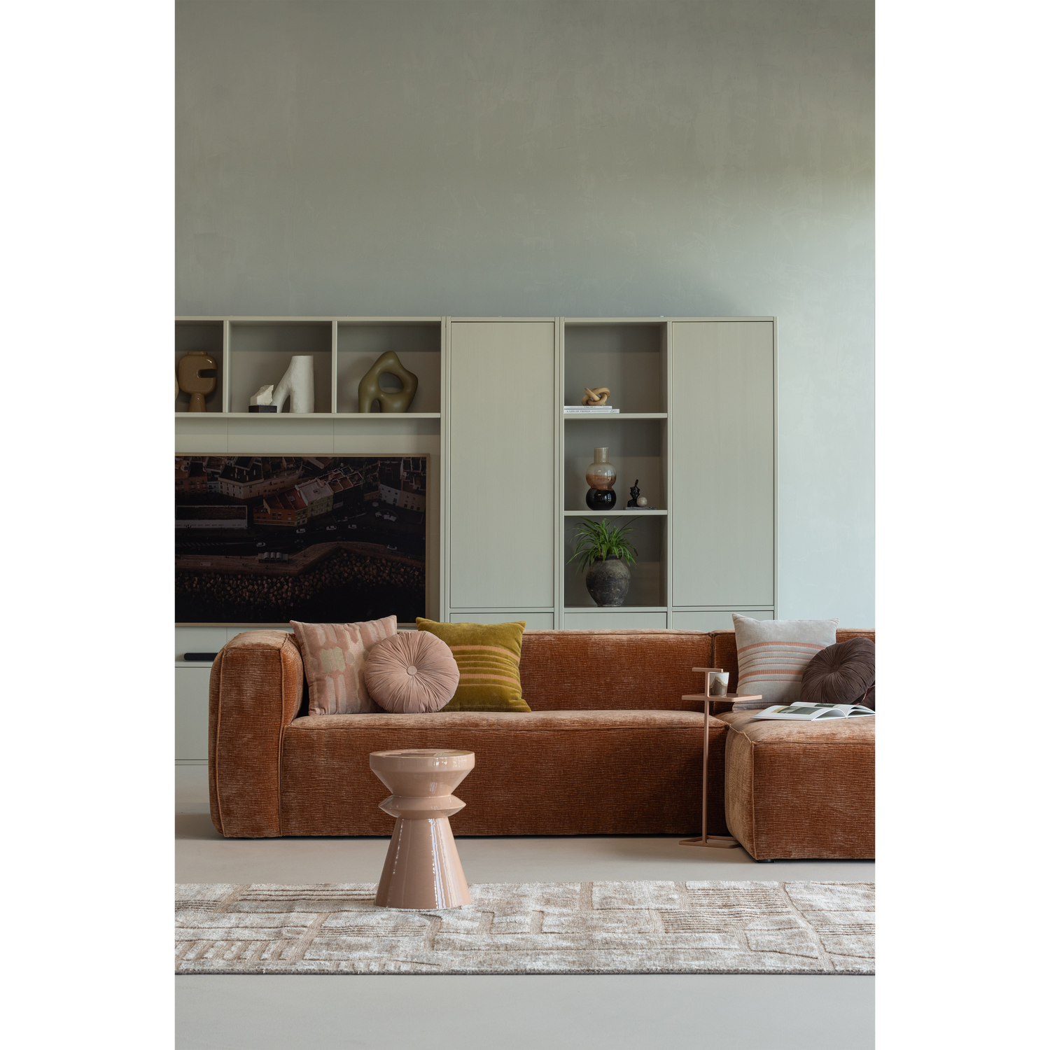 375694-VE-377557-DU-377558-DU-377559-DU-377560-DU-377564-BN-375109-R-377625-T-02_SF_ES_Bean_hoekbank_Meggy_opbergkast_Feis_Fedde_Lovi.png?auto=webp&format=png&width=1500&height=1500