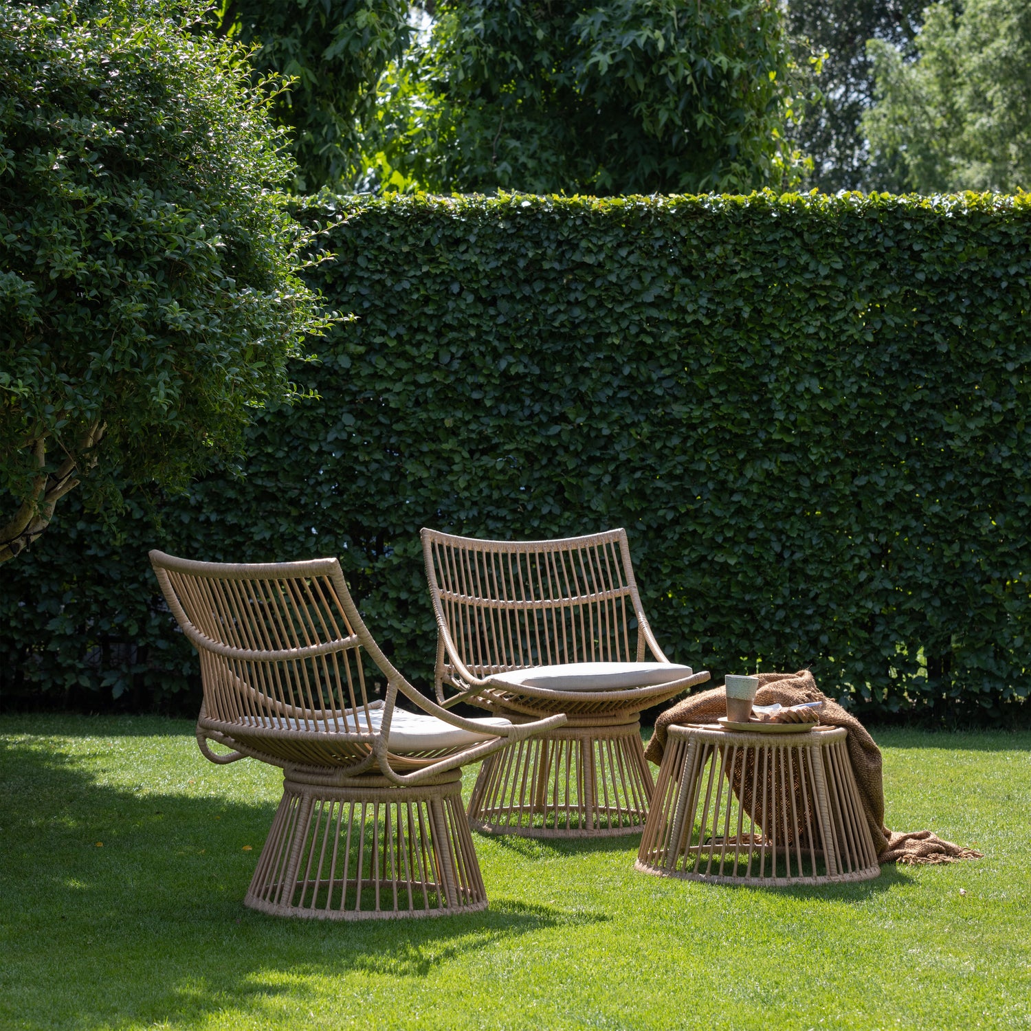 500019-N-500020-N-01_SF_EXT_Alatna_fauteuil_hocker_wicker_naturel_VIERKANT.jpg?auto=webp&format=png&width=1500&height=1500