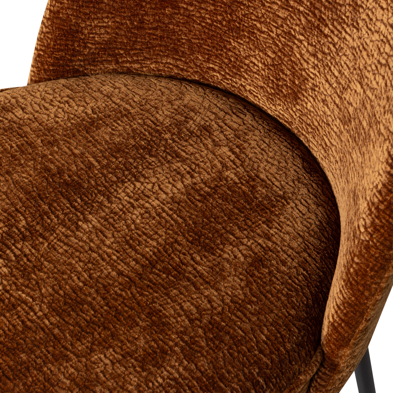 800816-MB-01_VS_BP_Vogue_eetkamerstoel_3D_chenille_midden_bruin_detail.png?auto=webp&format=png&width=1500&height=1500