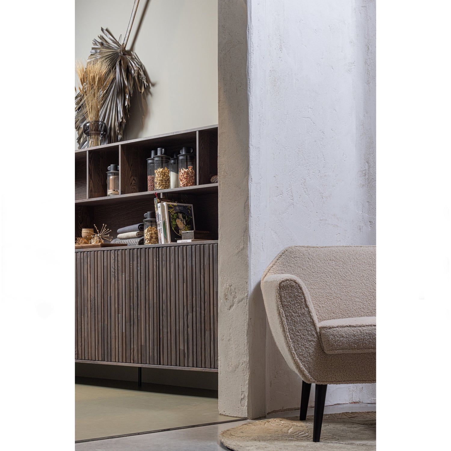 373585-E-340454-TS-377294-P-01_SF_WE_New_Gravure_wandkast_essen_espresso_Rocco_fauteuil_teddy_sand_Naya_vloerkleed_O150cm.jpg?auto=webp&format=png&width=1500&height=1500