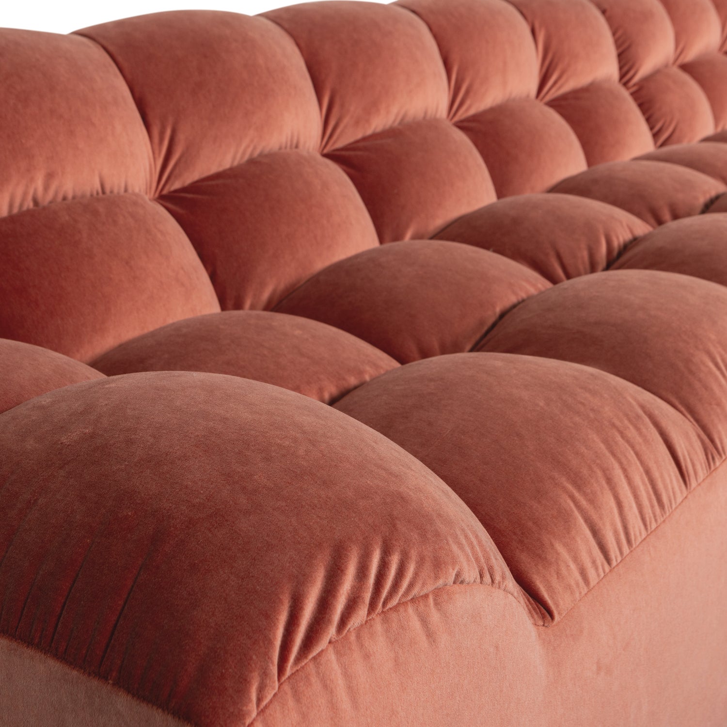 200421-FB-02_VS_BL_Allure_chaise_longue_rechts_gewassen_fluweel_blush_detail.png?auto=webp&format=png&width=1500&height=1500
