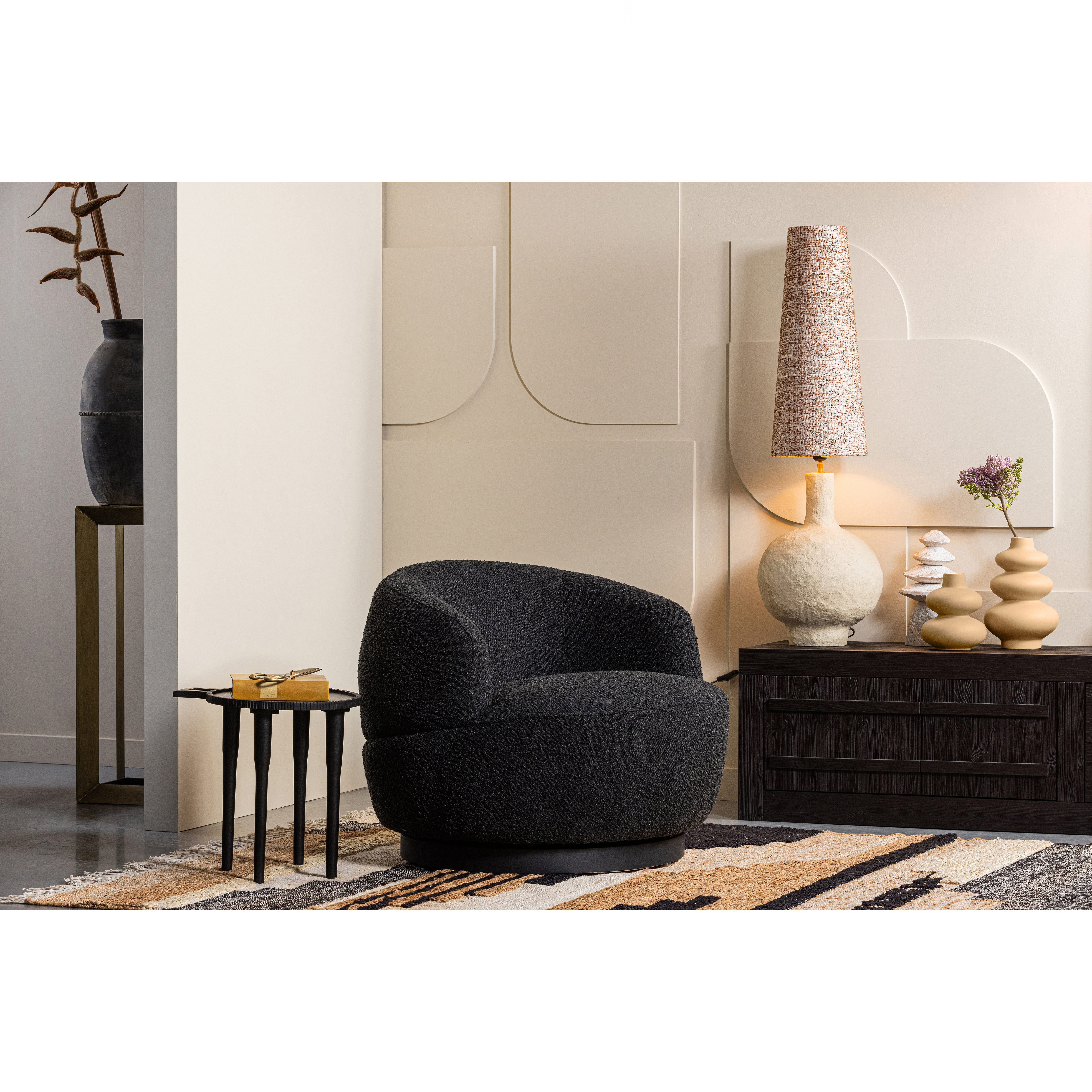 800037-Z-801307-M-801214-N-801180-A-801181-A-801256-B-02_SF_BP_Woolly_draaifauteuil_Liberal_vloerkleed_Ios_Sensual_vaas_Upvote.jpg?auto=webp&format=png&width=1500&height=1500