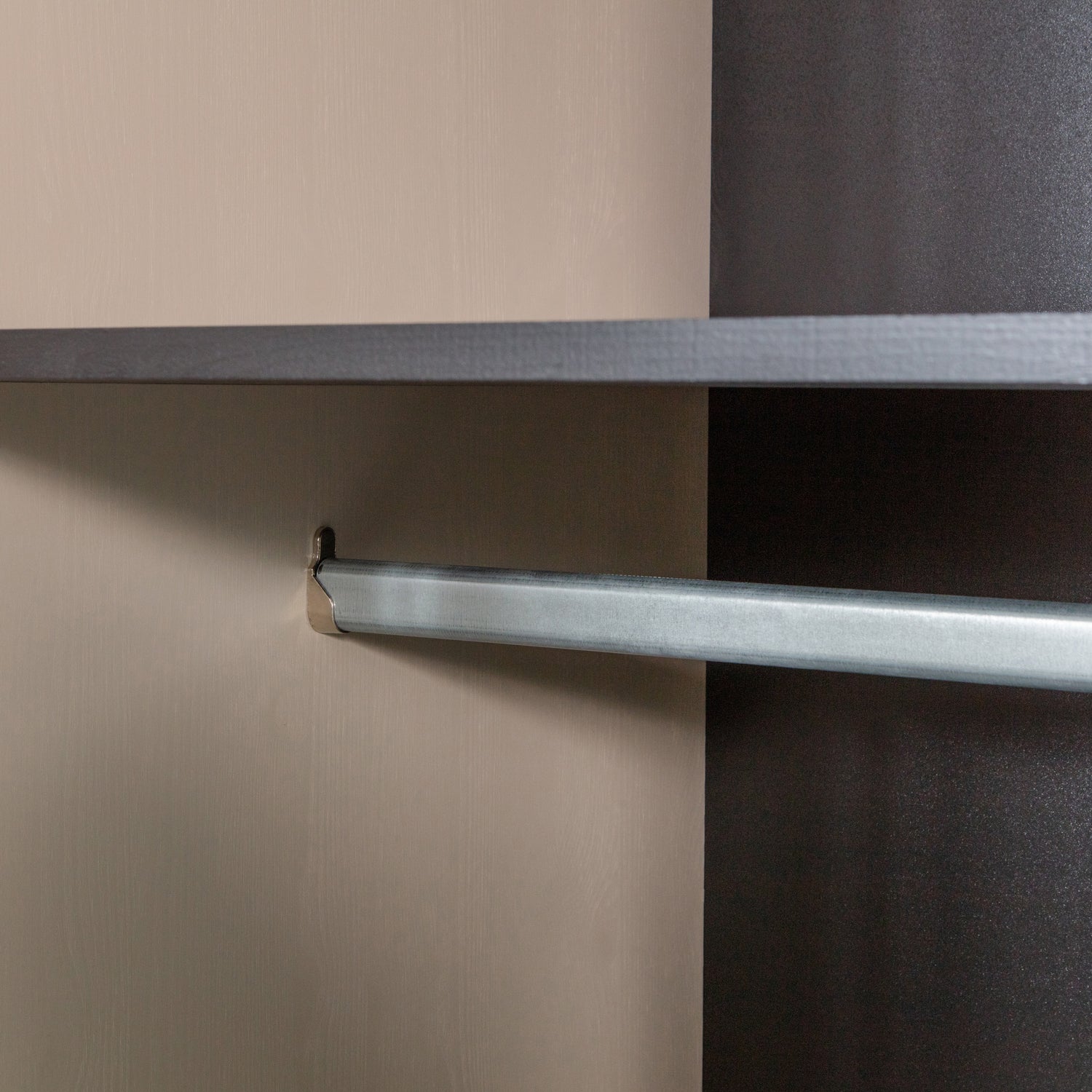 400493-M-02_VS_VT_Daily_closet_single_200x50cm_grenen_dakargrau_detail.jpg?auto=webp&format=png&width=1500&height=1500