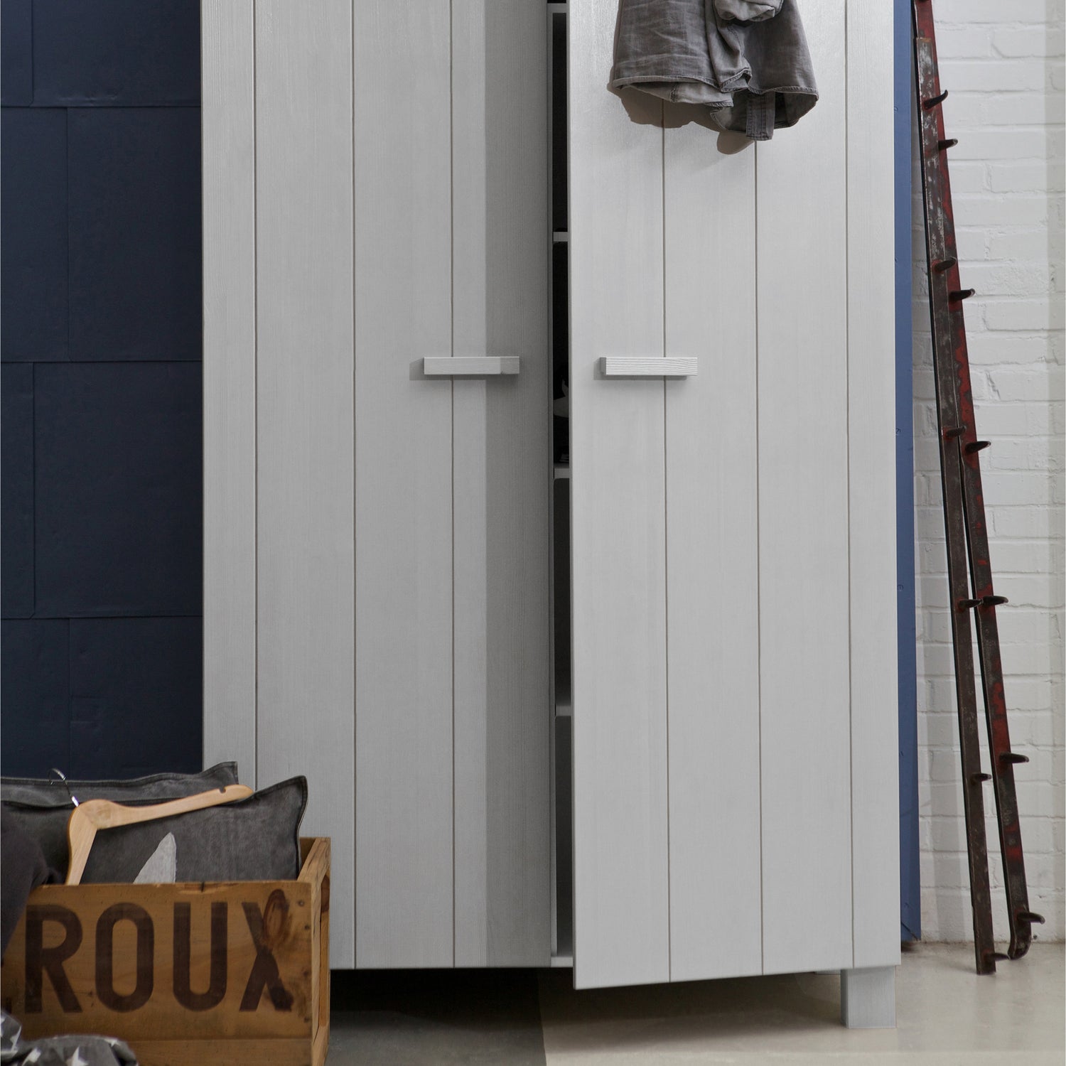 365556-BET-01_SF_FA_Dennis_kast_geborsteld_betongrijs_VIERKANT.jpg?auto=webp&format=png&width=1500&height=1500