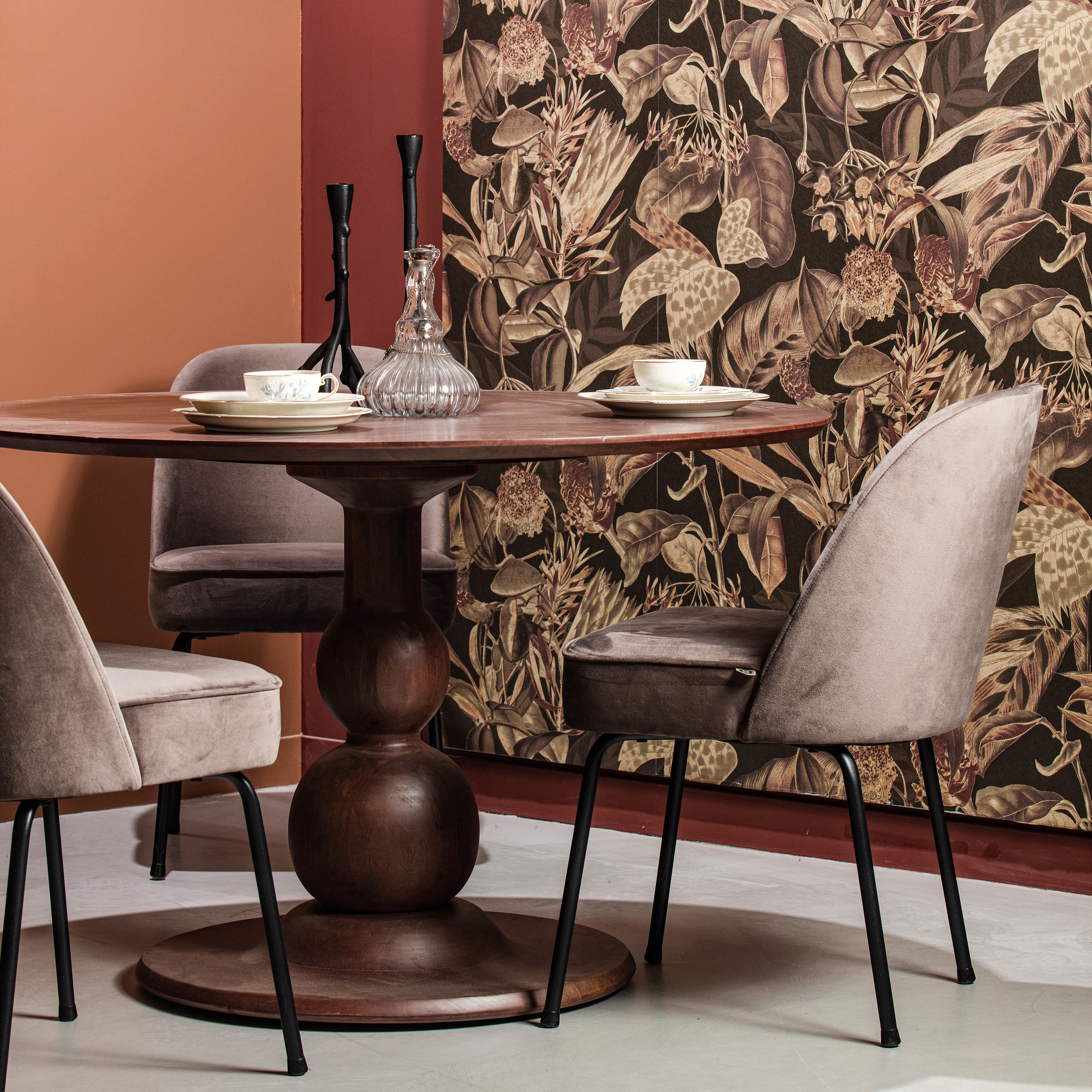 800014-W-800816-N-801019-C-800164-01_SF_BP_Blanco_eettafel_walnoot_Vogue_eetkamerstoel_nougat_Posterbehang_bouqet_Grand_ball_hanglamp_VIERKANT.jpg?auto=webp&format=png&width=1500&height=1500