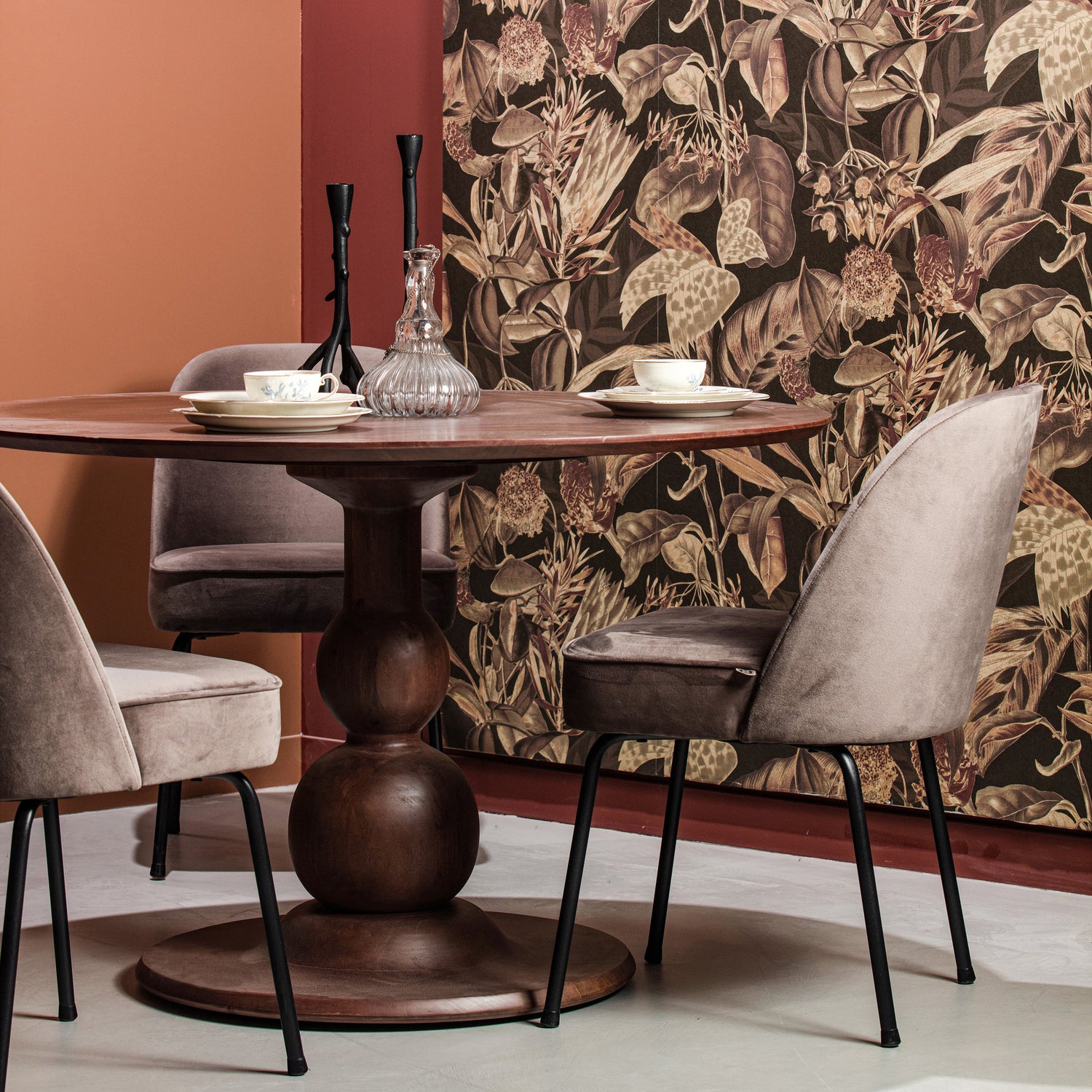 800014-W-800816-N-801019-C-800164-01_SF_BP_Blanco_eettafel_walnoot_Vogue_eetkamerstoel_nougat_Posterbehang_bouqet_Grand_ball_hanglamp_VIERKANT.jpg?auto=webp&format=png&width=1500&height=1500