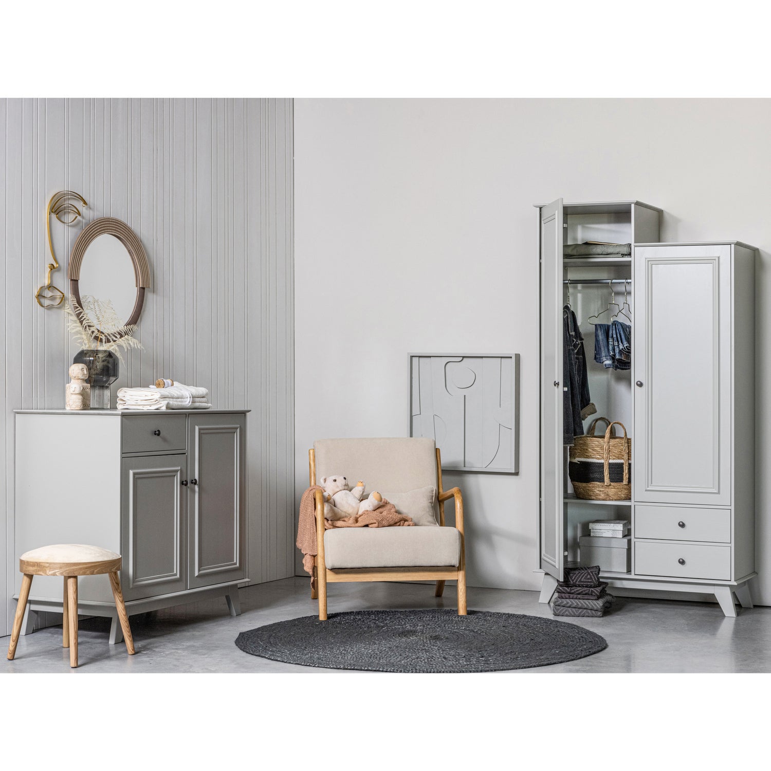 340818-G-373811-N-373283-G-800926-B-340817-G-02_SF_FA_Lily_gaderobekast_Mark_fauteuil_Ross_vloerkleed_asfalt_Waving_Opberg.jpg?auto=webp&format=png&width=1500&height=1500