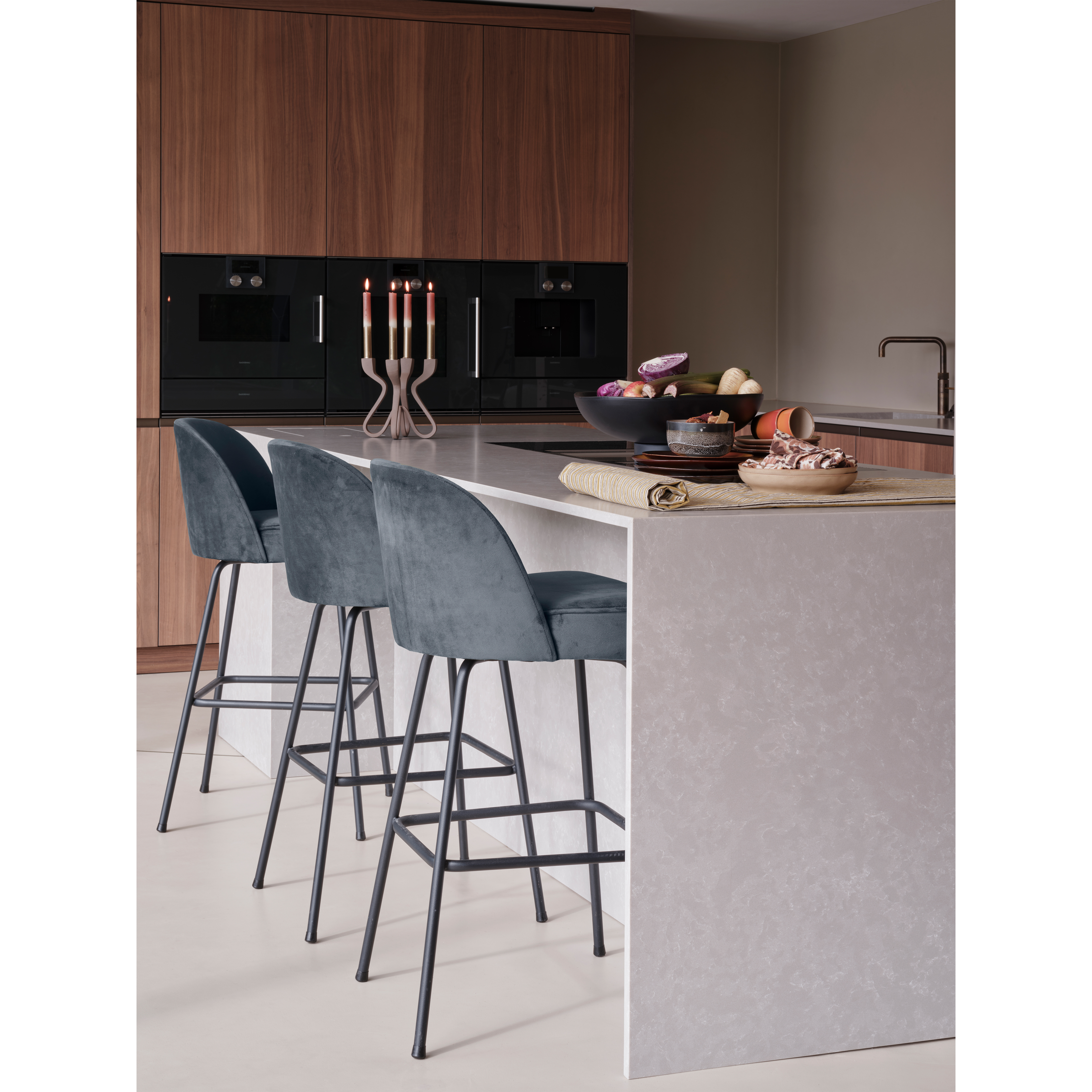 800293-T-01_SF_BP_Vogue_barstoel_80cm_fluweel_teal_PS.jpg?auto=webp&format=png&width=1500&height=1500