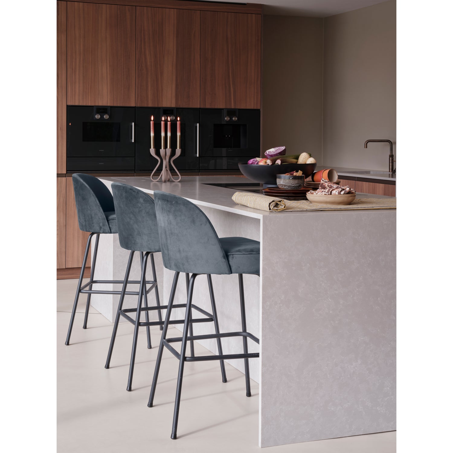 800293-T-01_SF_BP_Vogue_barstoel_80cm_fluweel_teal_PS.jpg?auto=webp&format=png&width=1500&height=1500