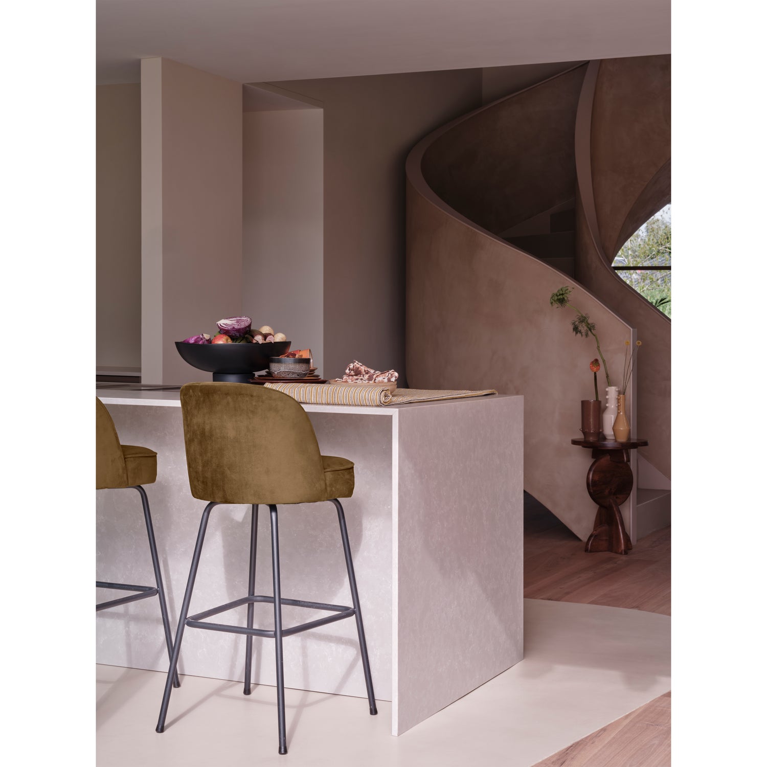 800293-G-02_SF_BP_Vogue_barstoel_80cm_fluweel_honing_geel_PS.jpg?auto=webp&format=png&width=1500&height=1500