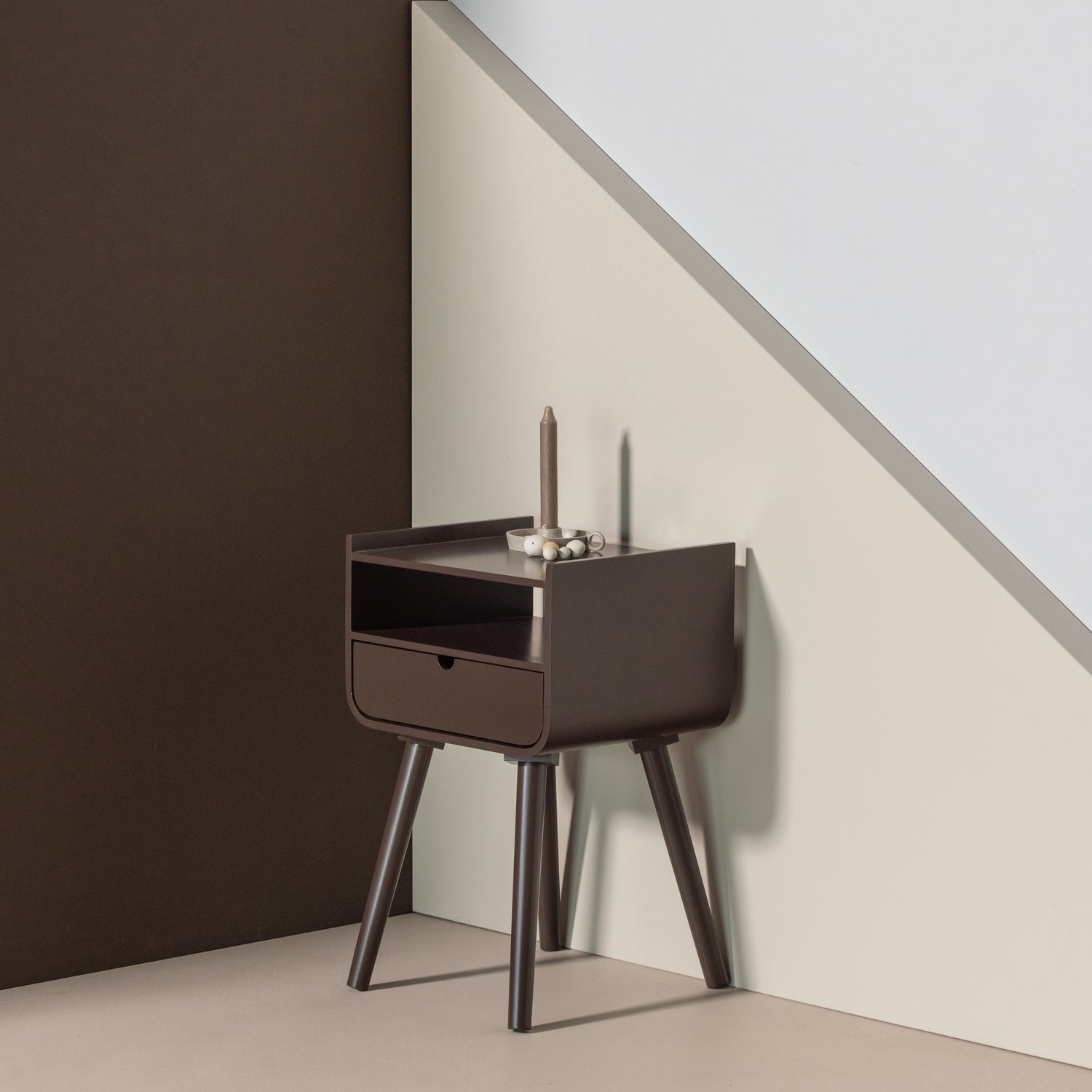 374156-D_02_SF_Nils_nachtkastje_bijzettfel_hout_donkerbruin_vierkant.jpg?auto=webp&format=png&width=1500&height=1500