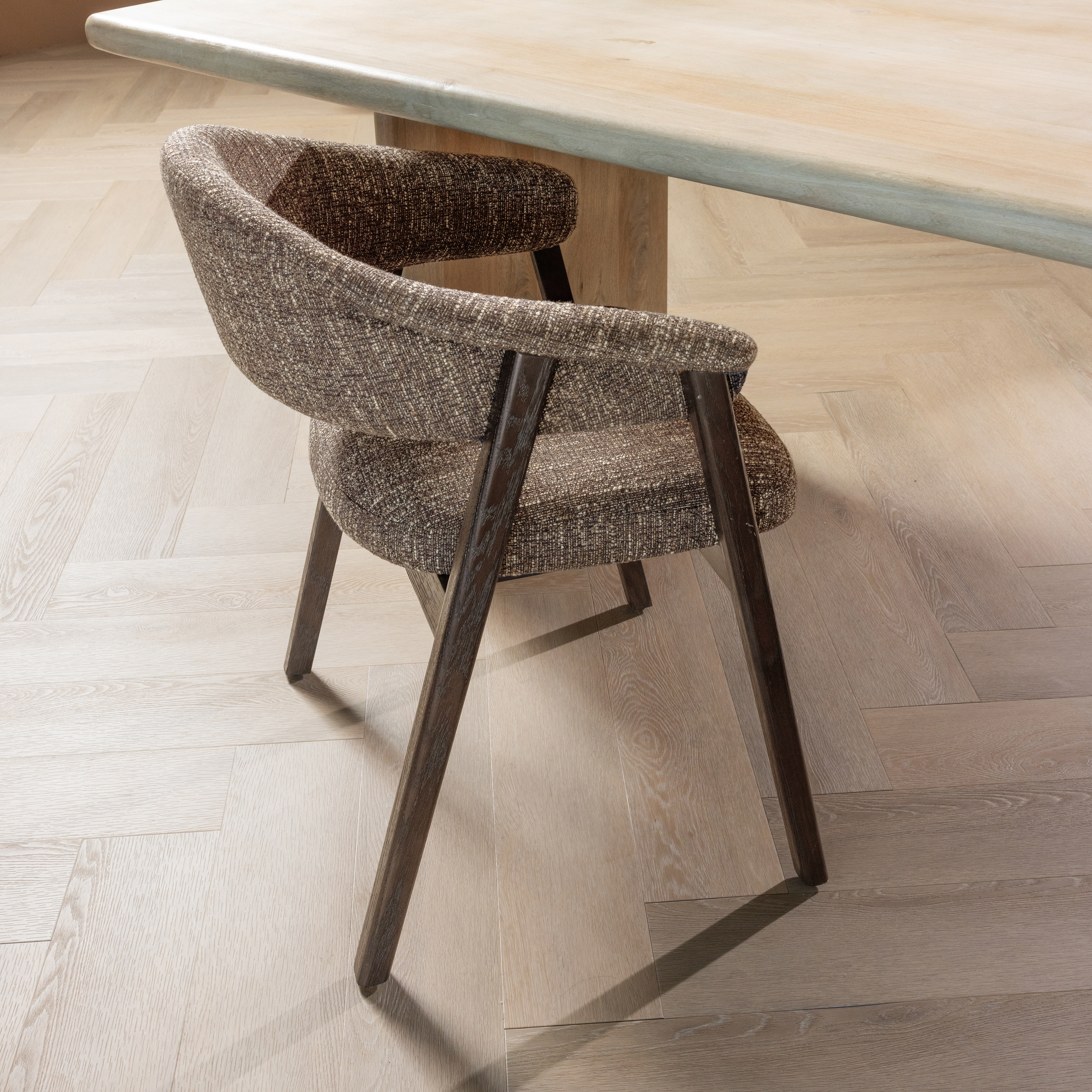 377757-D_02_SF_WP_Tunar_eetkamerstoel_met_armleuning_hout_bruin_vierkant.jpg?auto=webp&format=png&width=1500&height=1500