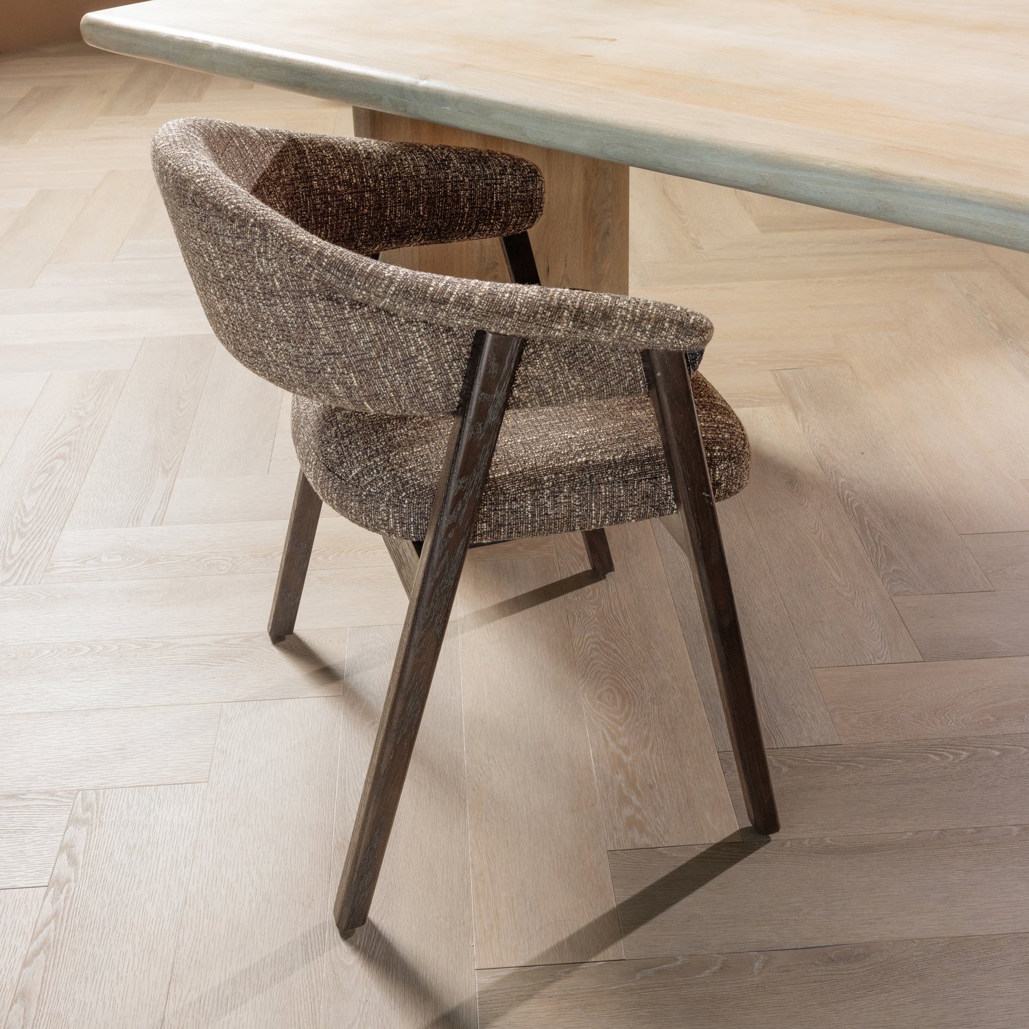 377757-D_02_SF_WP_Tunar_eetkamerstoel_met_armleuning_hout_bruin_vierkant.jpg?auto=webp&format=png&width=1500&height=1500