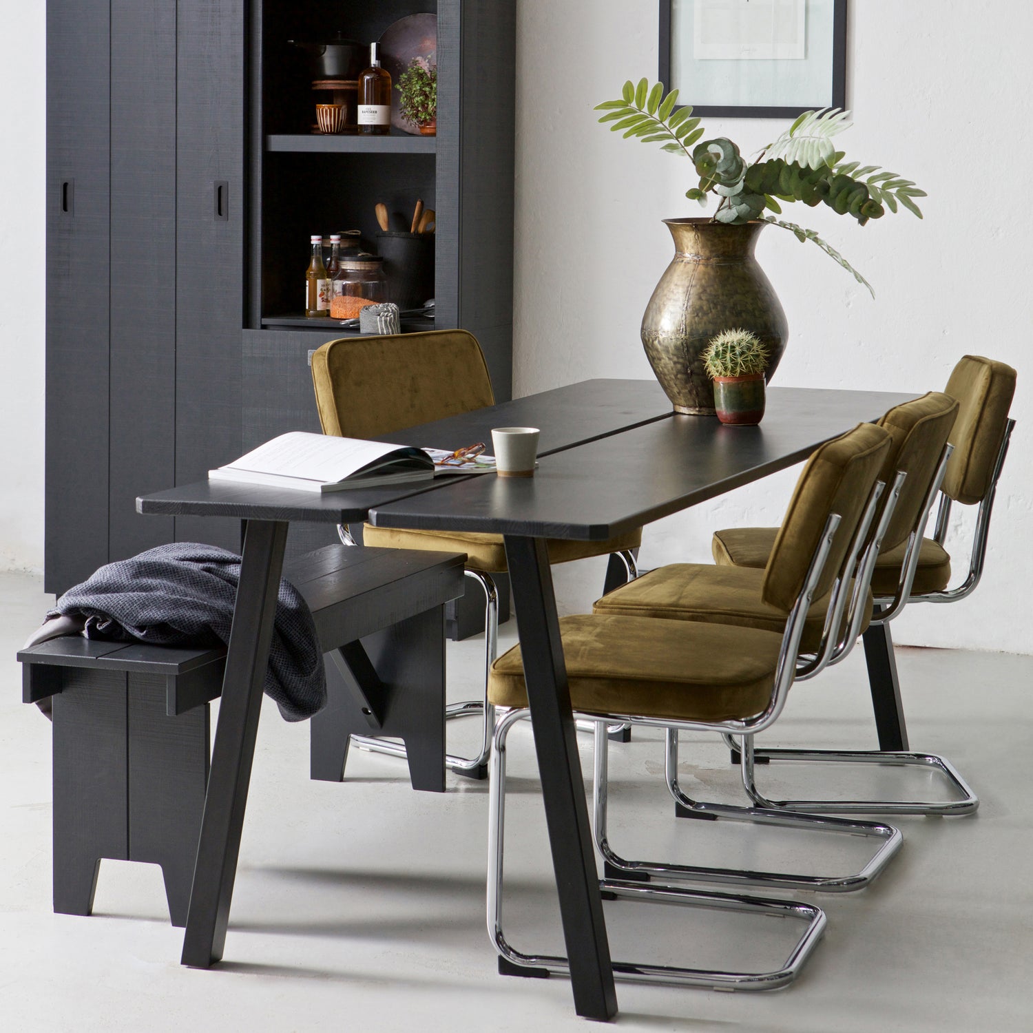 378566-Z-373769-Z-373584-G-378590-GZZ-01_SF_BL_Barn_Triomf_eettafel_Lien_buisframestoel_Loet_bankje_Roya_bijzettafel_u-vorm_Barn_kast_VIERKANT.jpg?auto=webp&format=png&width=1500&height=1500