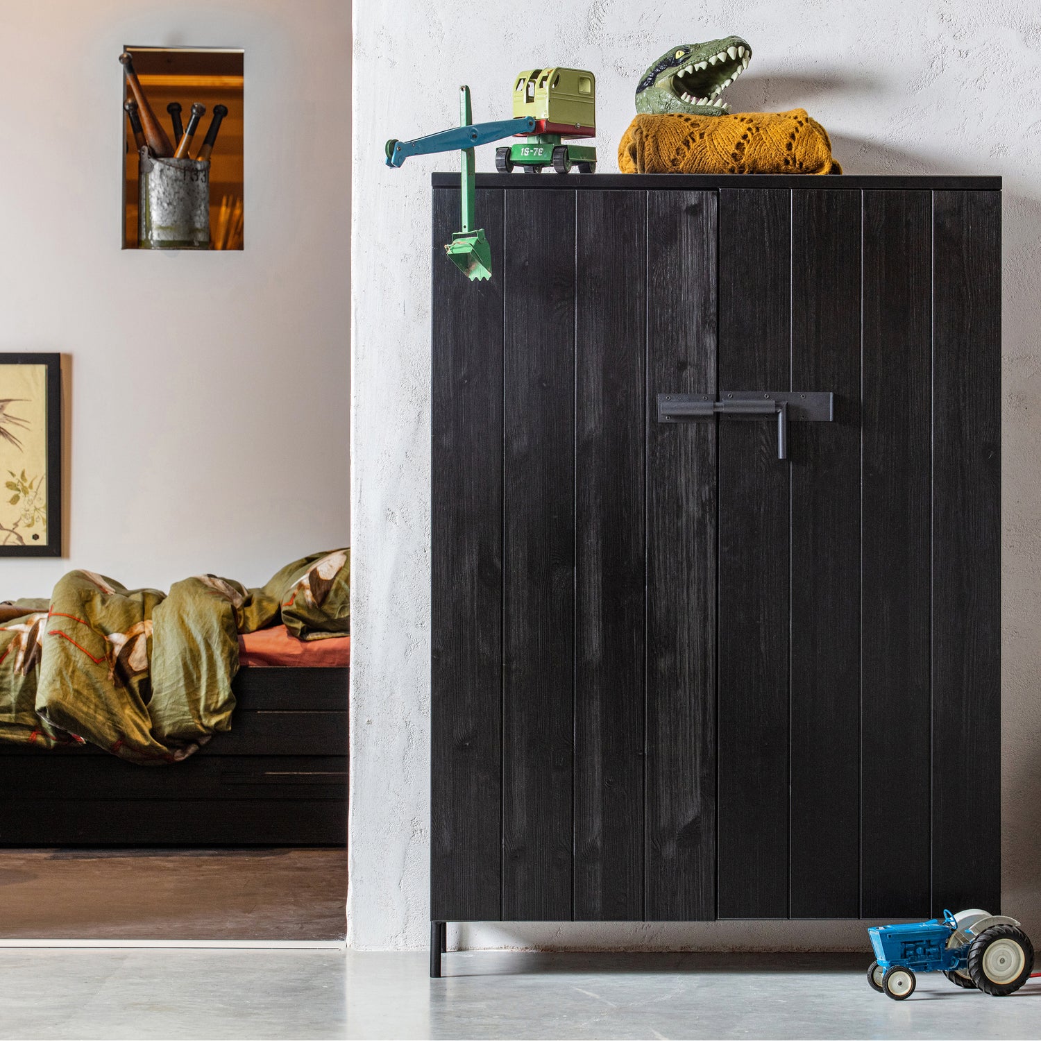 365558-Z-365568-GBS-373654-Z-350409-M-377104-Z-01_SF_FA_Dennis_bed_bedlade_zwart_Bruut_kast_Sara_poef_army_Adelaide_lamp_VIERKANT.jpg?auto=webp&format=png&width=1500&height=1500