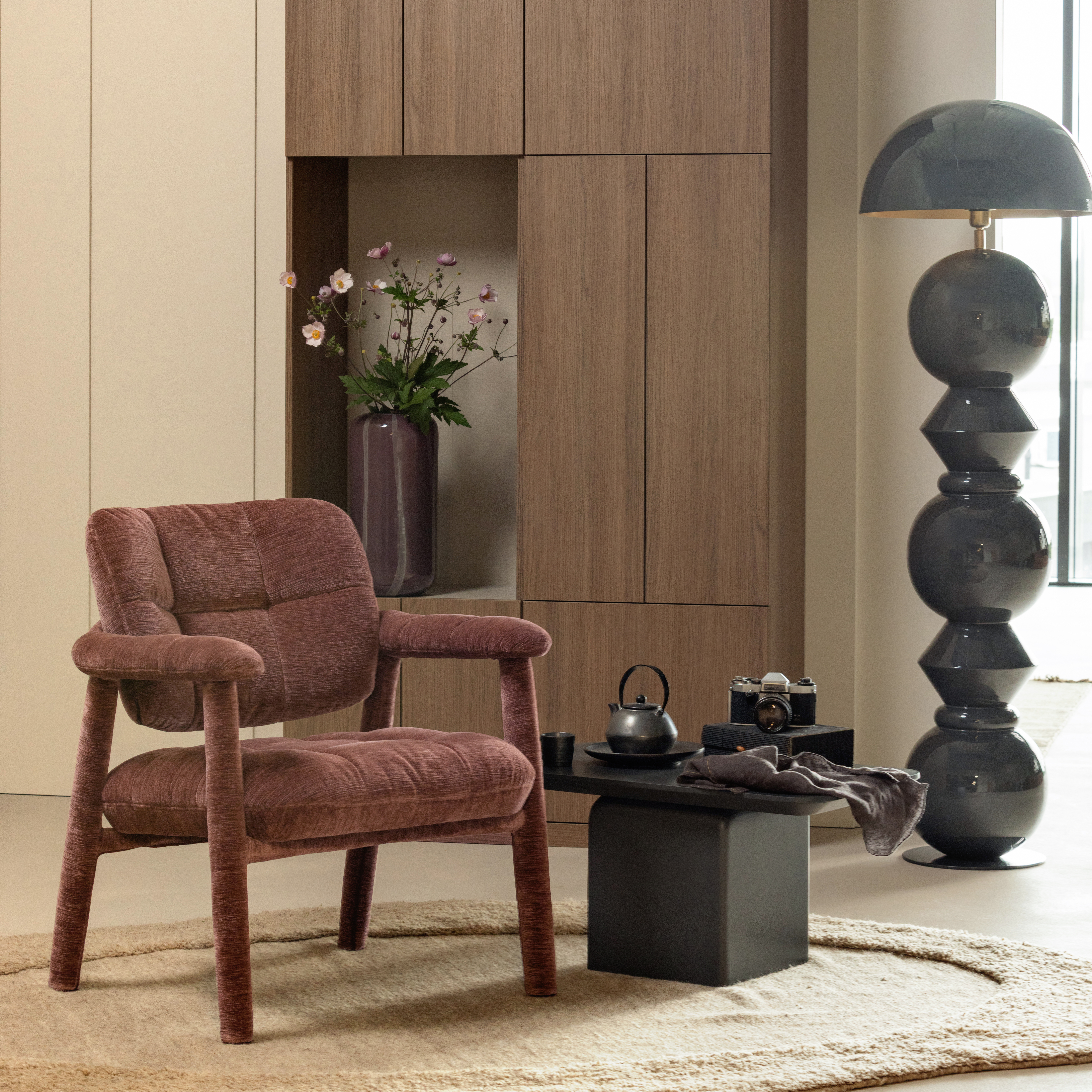 378192-W__378145-W__378144-W__378090-R__378096-G_01_SF_WP_Build_wandkast_combinatie_108_cm_eiken_decor_bruin_Loom_fauteuil_Tov_bijzettafel_Dot_vloerlamp_Arles_vaas_Milio_vierkant.jpg?auto=webp&format=png&width=1500&height=1500
