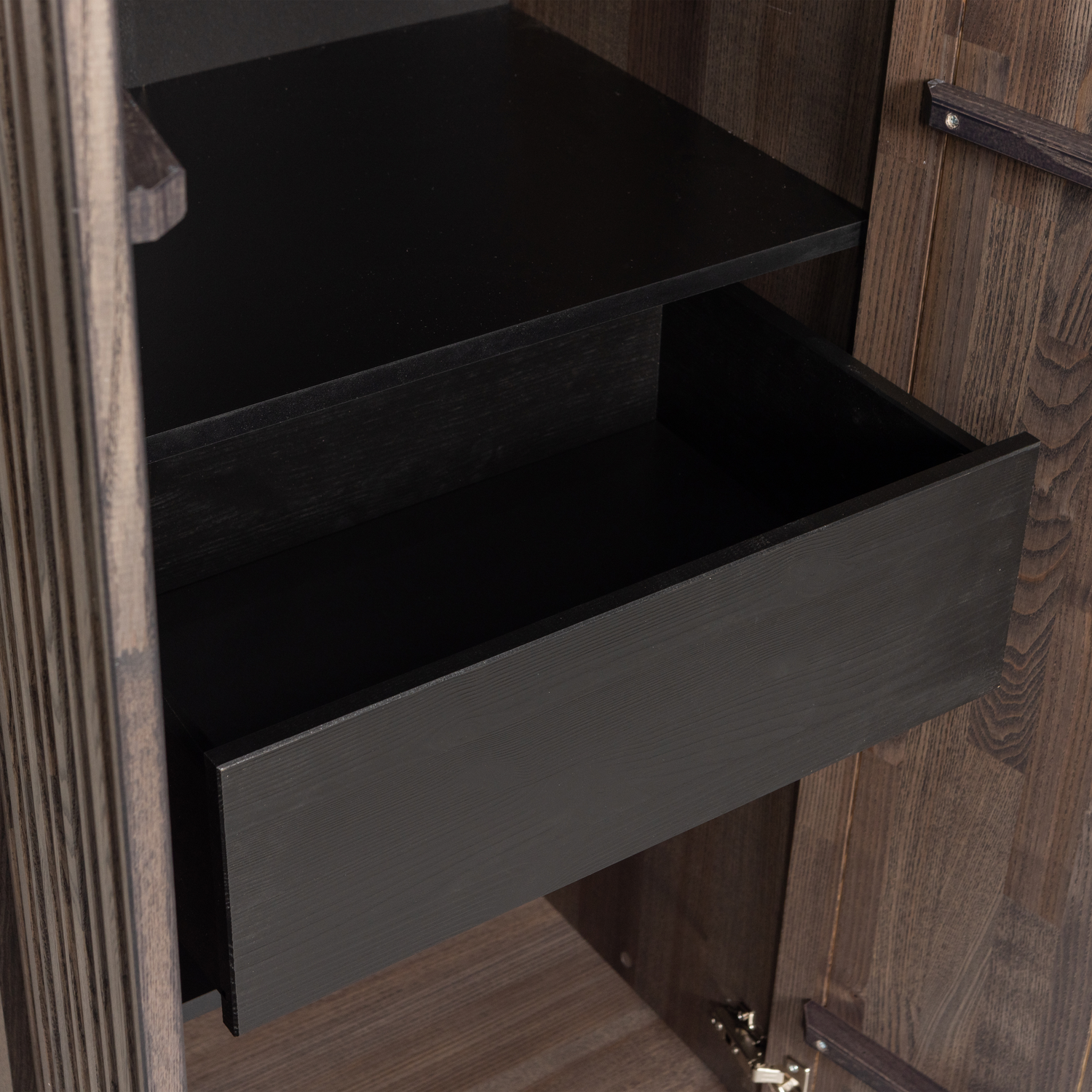 373474-E-02_VS_WE_Gravure_new_hoge_kast_met_lade_essen_espresso_detail.png?auto=webp&format=png&width=1500&height=1500