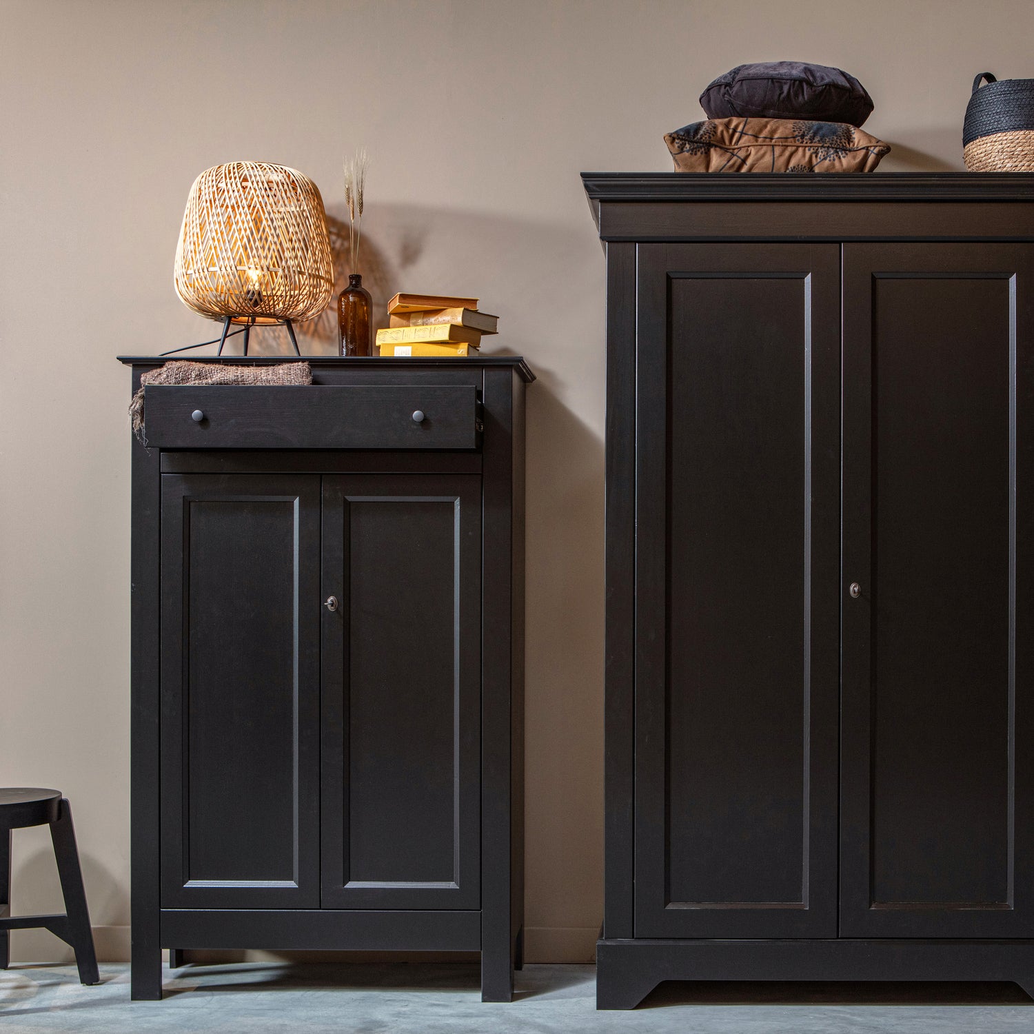 378561-Z-378562-Z-01_SF_FA_Eva_meidenkast_grenen_diep_zwart__Isabel_brocante_kast_VIERKANT.jpg?auto=webp&format=png&width=1500&height=1500