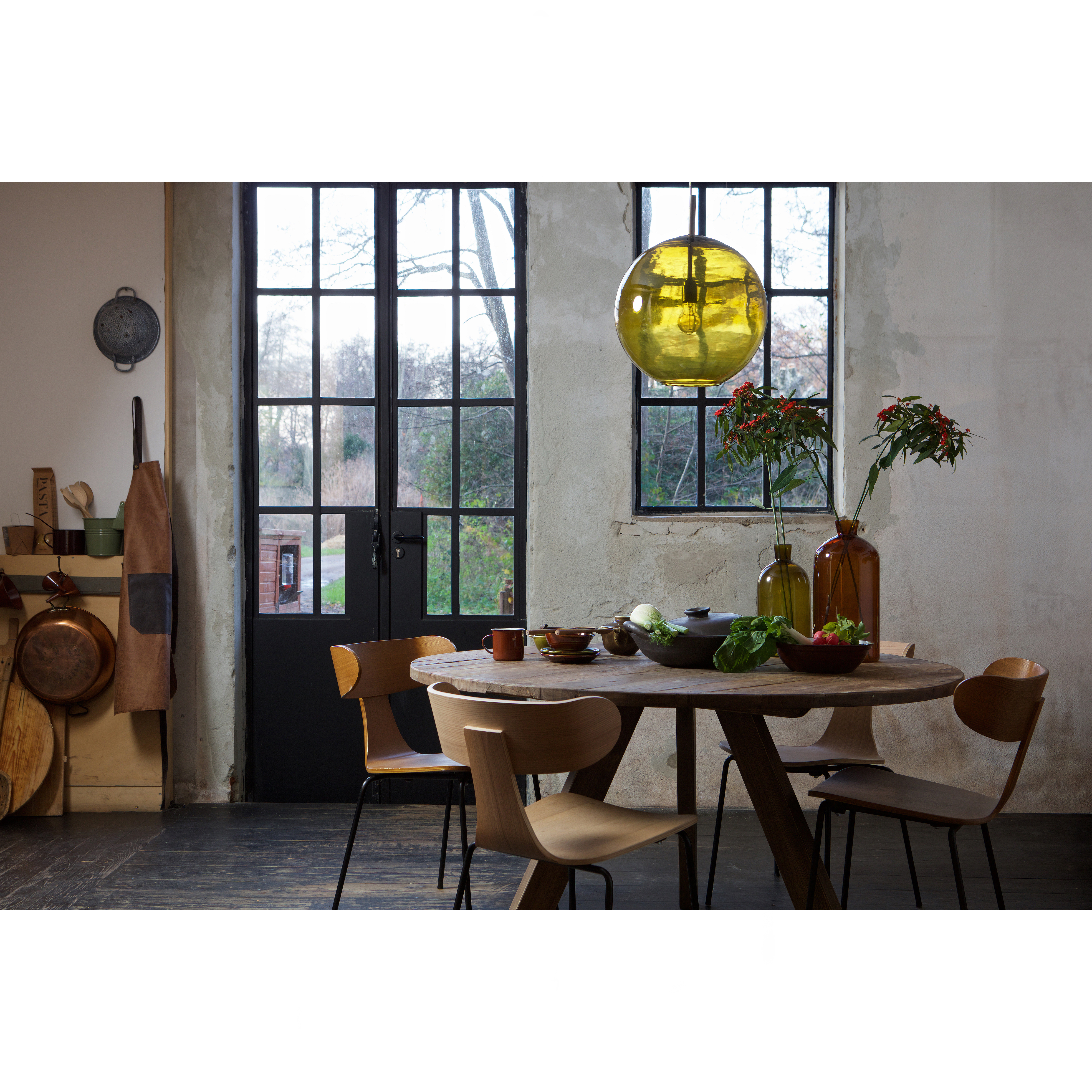 800596-N-800585-N-800585-B-800721-W-800618-800617-B-O-02_SF_BP_Tondo_tafel_form_stoel_Bold_lamp_Chemistry_fles.jpg?auto=webp&format=png&width=1500&height=1500