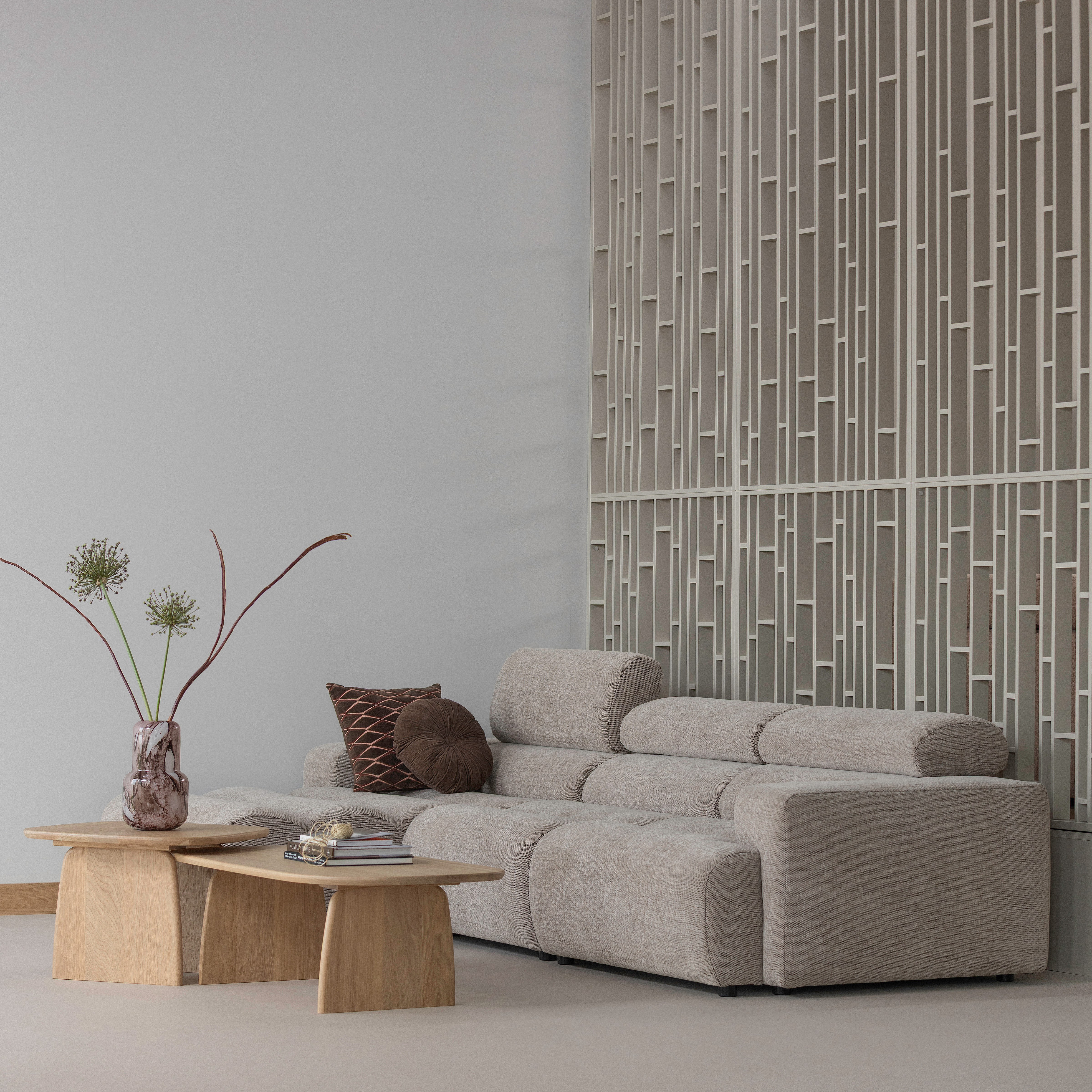 377563-BN-377666-TP-377665-TP-377667-NM-377661-NM-377662-NM-377663-NM-06_SF_WP_Novi_bank_Tablo_salontafel_60-110cm_Aziz_kussen_.png?auto=webp&format=png&width=1500&height=1500