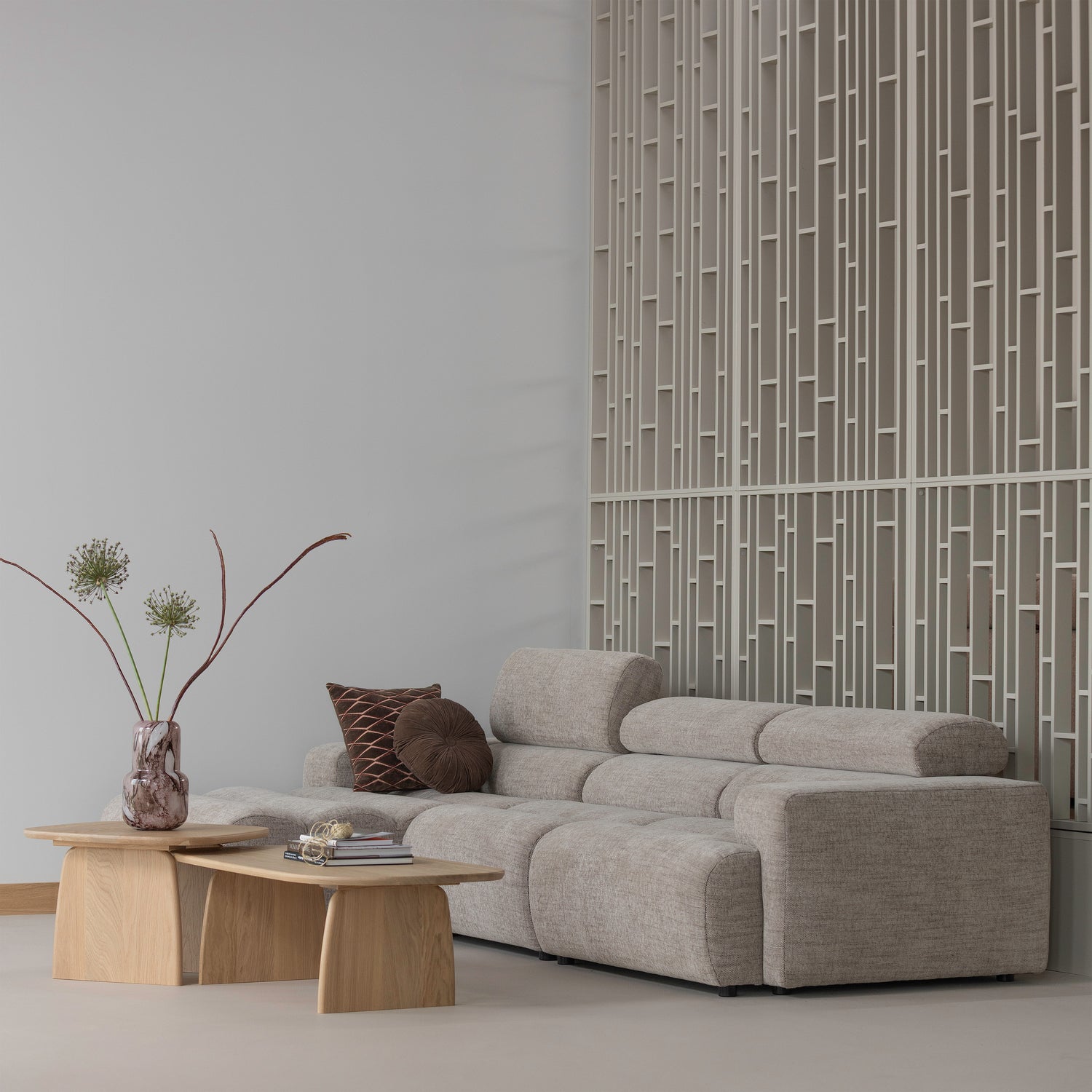 377563-BN-377666-TP-377665-TP-377667-NM-377661-NM-377662-NM-377663-NM-06_SF_WP_Novi_bank_Tablo_salontafel_60-110cm_Aziz_kussen_.png?auto=webp&format=png&width=1500&height=1500