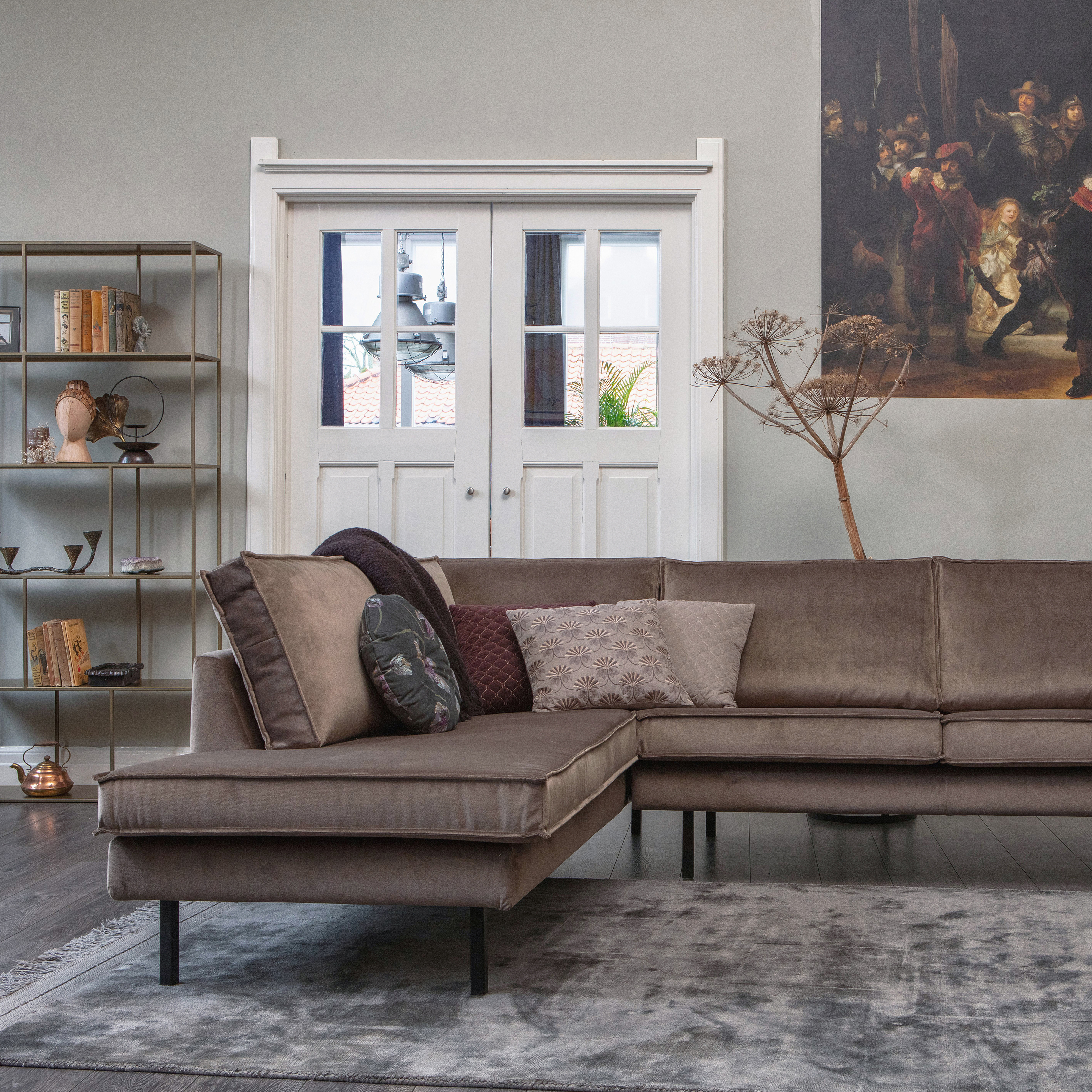 800972-12-800192-A-800081-B-800073-K-01_SF_BP_Rodeo_hoekbank_links_velvet_taupe_Ravel_vloerkleed_Valued_vakkenkast_Vintage_floral_VIERKANT.jpg?auto=webp&format=png&width=1500&height=1500