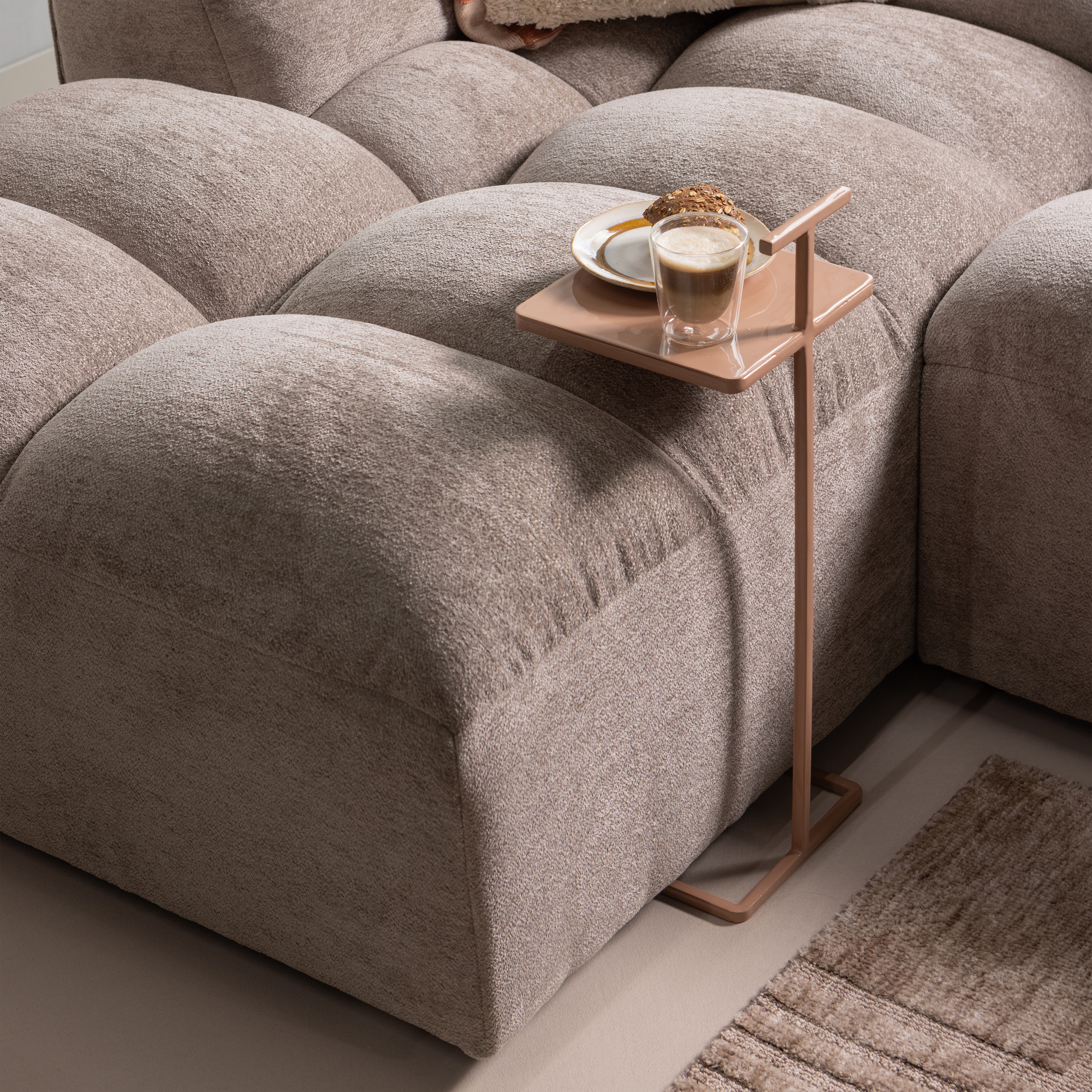 379547-Z-377625-T-375047-R-01_SF_ES_Tibas_longue_Lovi_vloerkleed_Toste_bijzettafel_vierkant.png?auto=webp&format=png&width=1500&height=1500