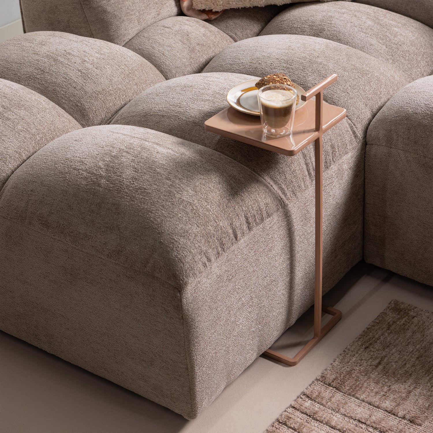 379547-Z-377625-T-375047-R-01_SF_ES_Tibas_longue_Lovi_vloerkleed_Toste_bijzettafel_vierkant.png?auto=webp&format=png&width=1500&height=1500