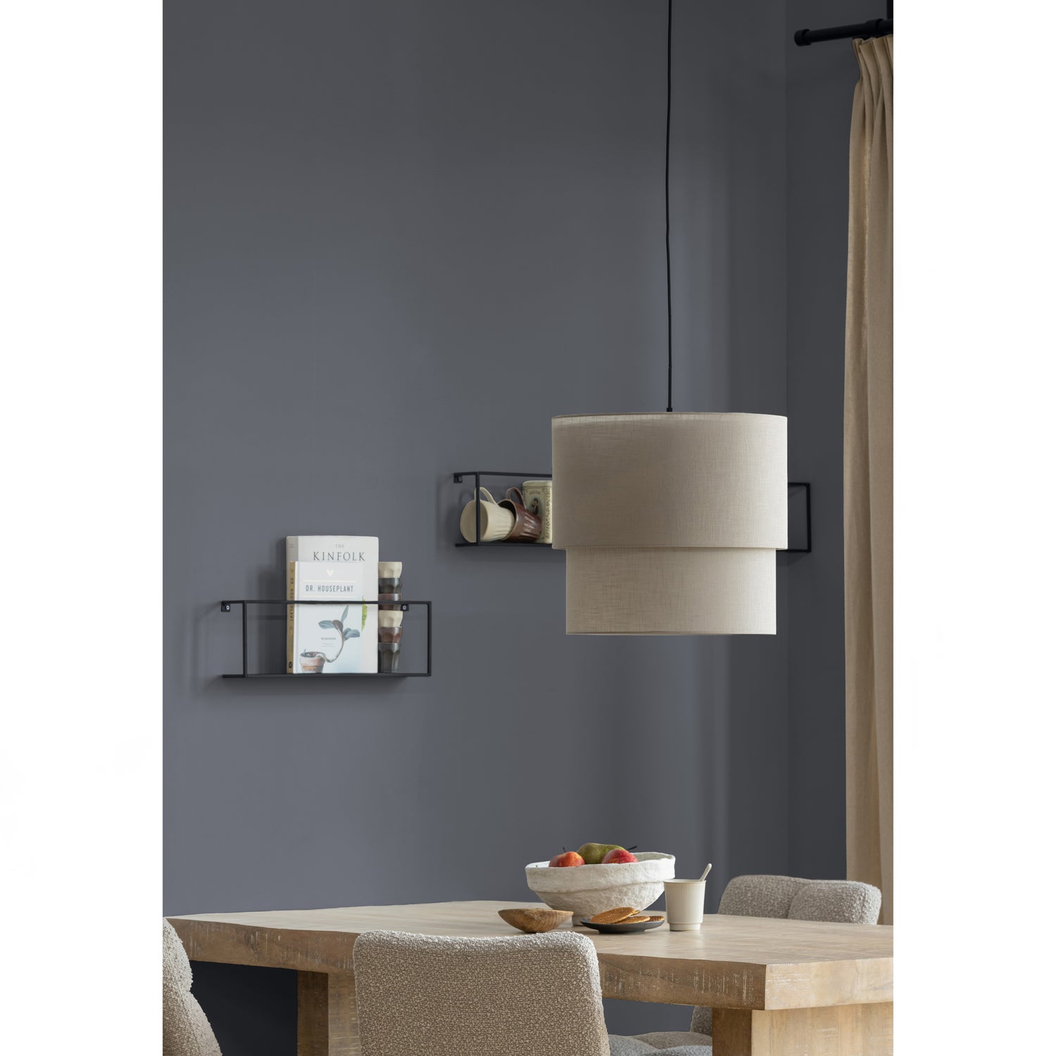 200368-N-200362-Z-377330-Z-02_SF_Balk_eettafel_naturel_220x90cm_Kelk_hanglamp_dubbele_kap_linnen_Vinny_draaistoel_boucle_zand_PS.jpg?auto=webp&format=png&width=1500&height=1500