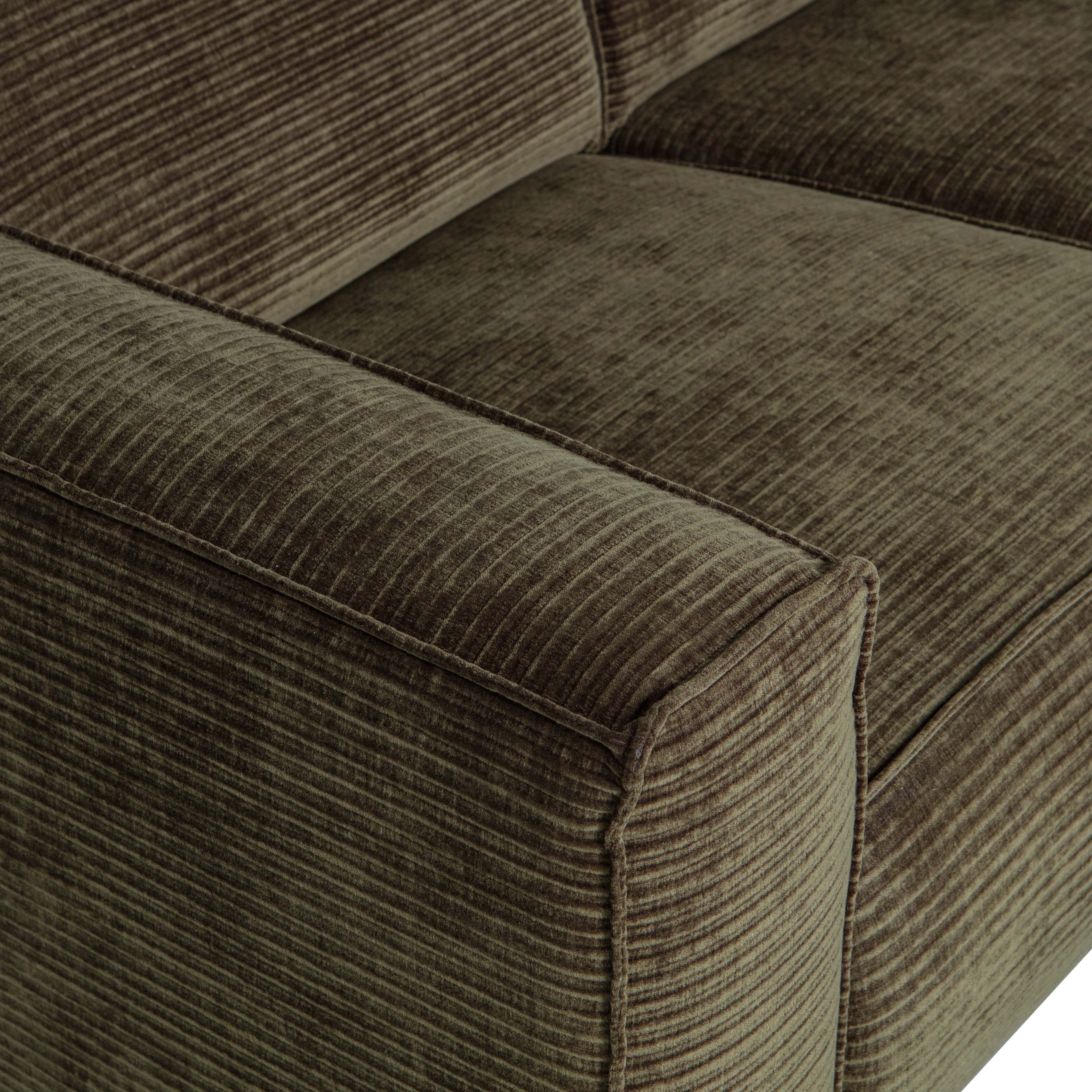 378657-W-02_VS_BP_Statement_-zits_bank_280_cm_platte_brede_rib_warm_groen_detail.jpg?auto=webp&format=png&width=1500&height=1500