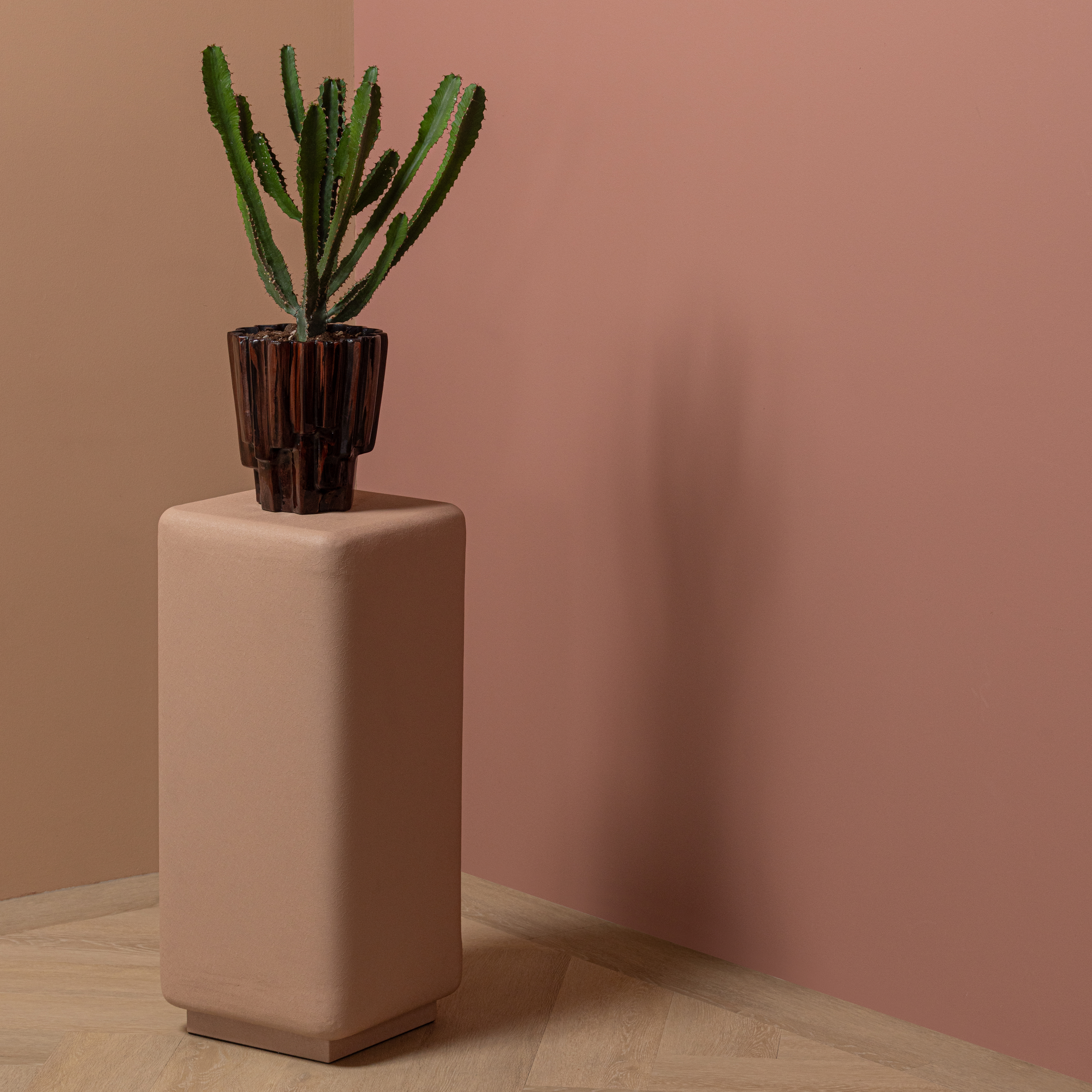 377881-L__377811-B_01_SF_Luen_plantenstandaard_lichtroze_Drava_pot_bruin_vierkant.jpg?auto=webp&format=png&width=1500&height=1500