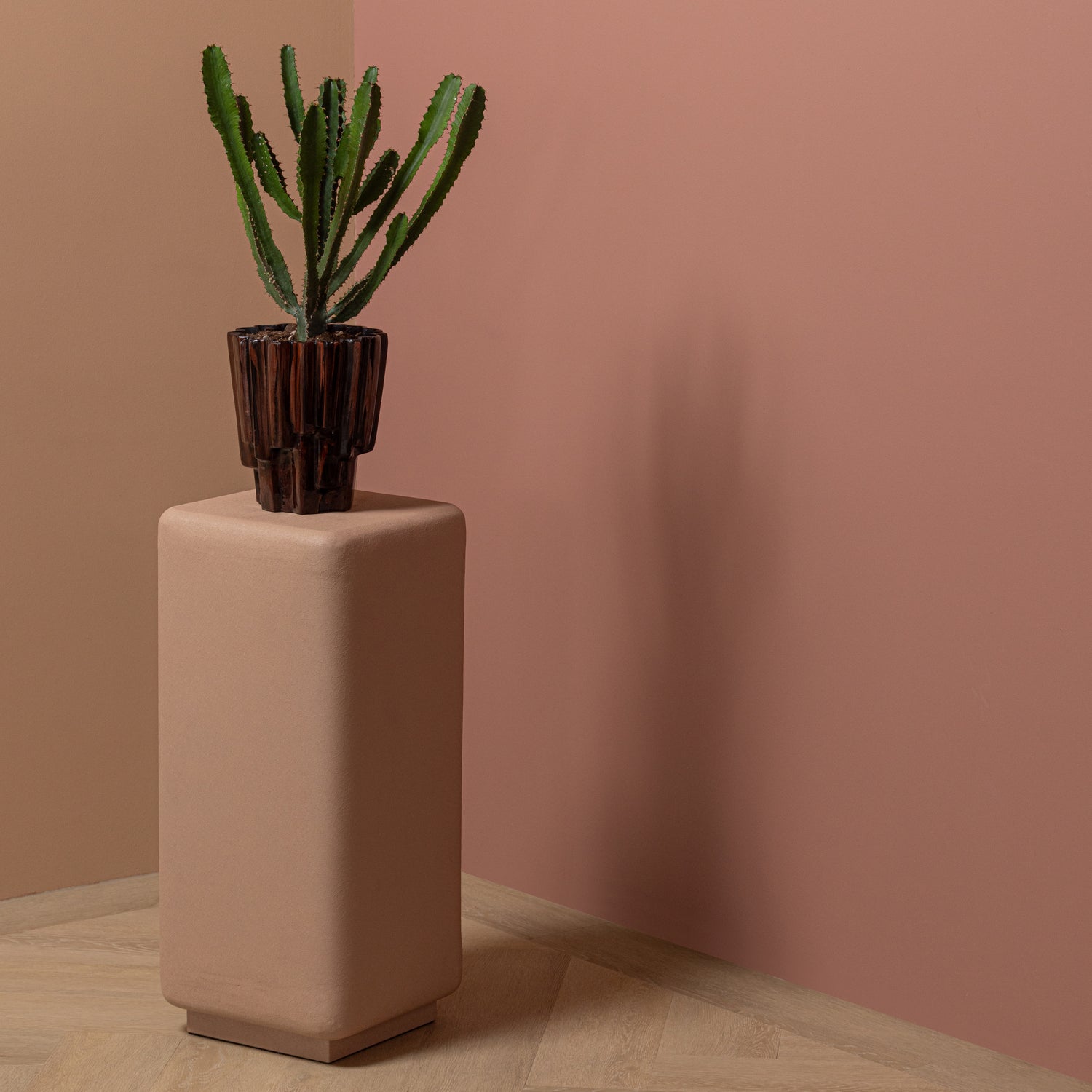 377881-L__377811-B_01_SF_Luen_plantenstandaard_lichtroze_Drava_pot_bruin_vierkant.jpg?auto=webp&format=png&width=1500&height=1500