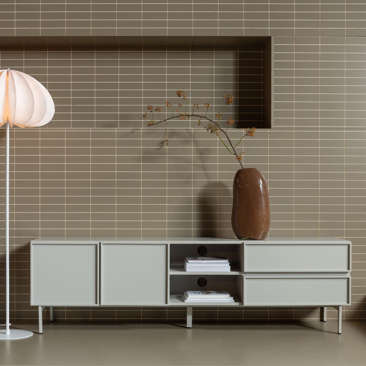 377551-Z-375069-W-01_SF_ES_Tours_tv_meubel_180cm__melamine_mdf_zand_Dalia_vloerlamp.png?auto=webp&format=png&width=1500&height=1500