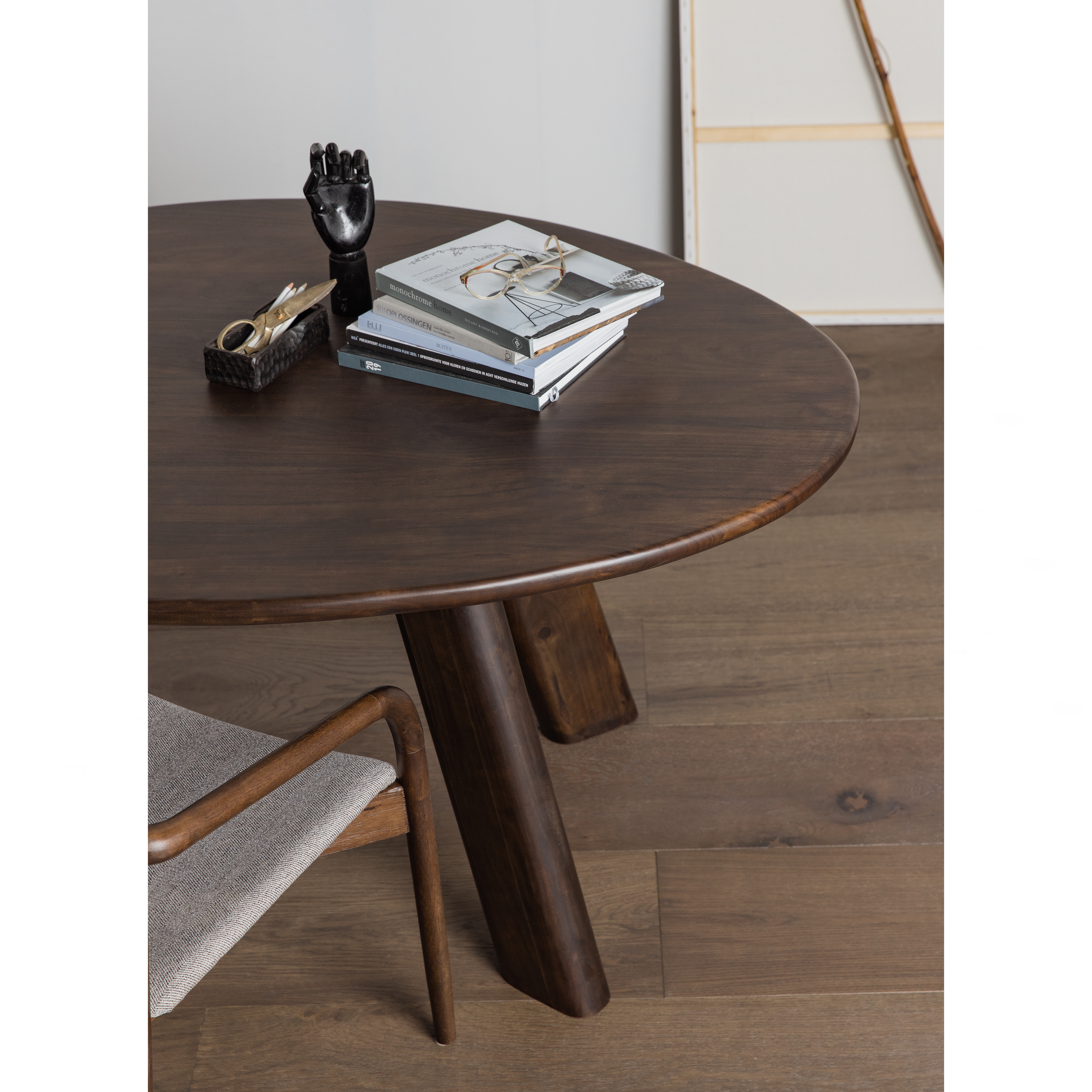 800990-W-02_SF_BL_Roundly_eettafel_bureau_mangohout_walnoot_detail.jpg?auto=webp&format=png&width=1500&height=1500